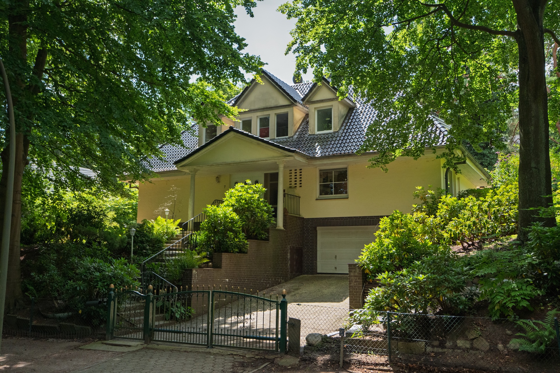 Parkähnliches Gartengrundstück mit großzügigem Einfamilienhaus am Falkenstein