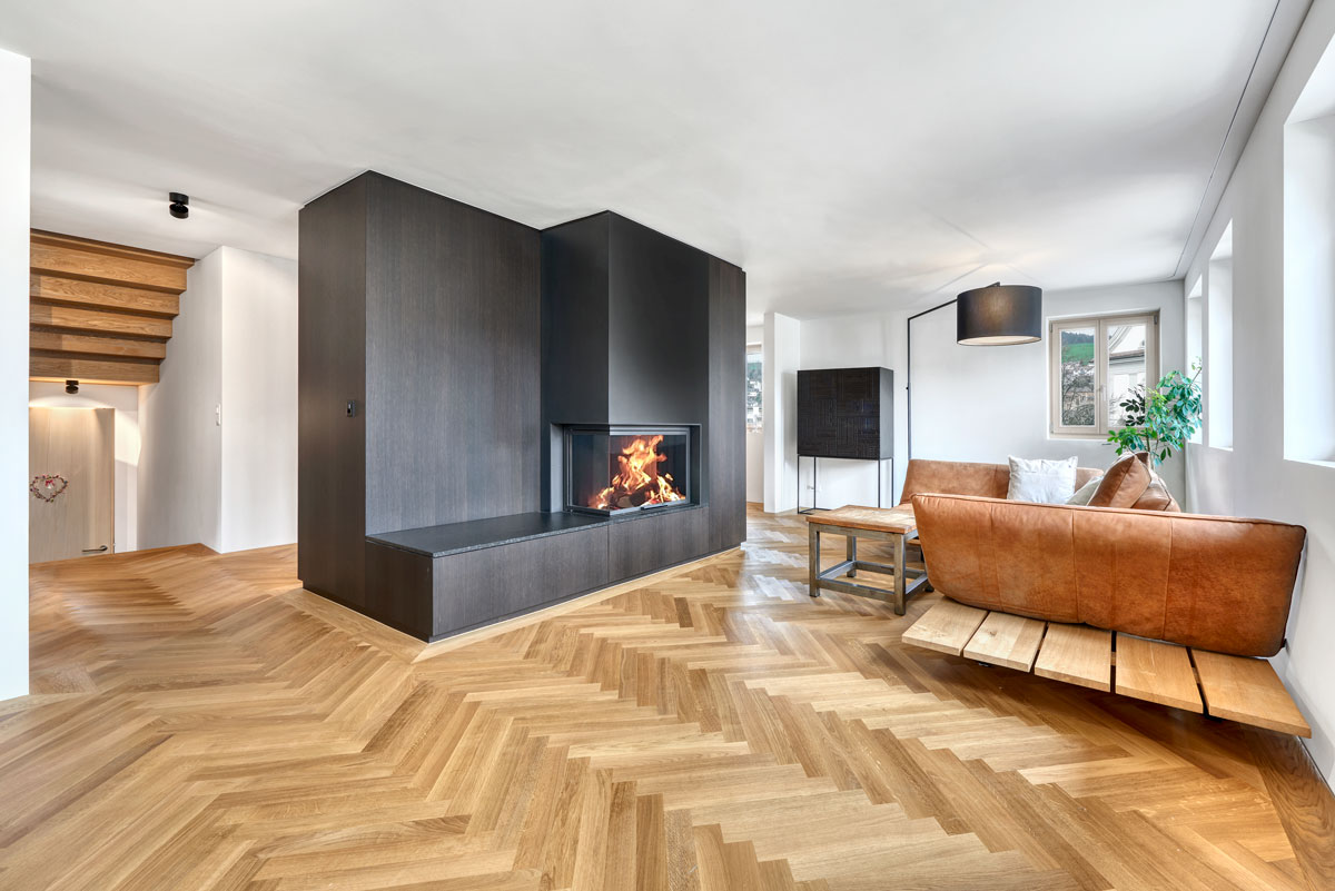 Traditionelles Holzhaus mit modernem Glasanbau – Wohnen auf 8 Zimmern