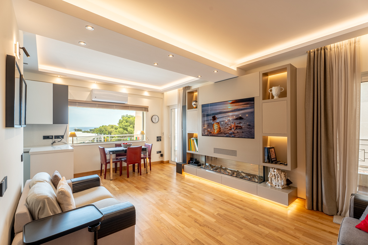 Furnished 3 -bed apartment with sea views