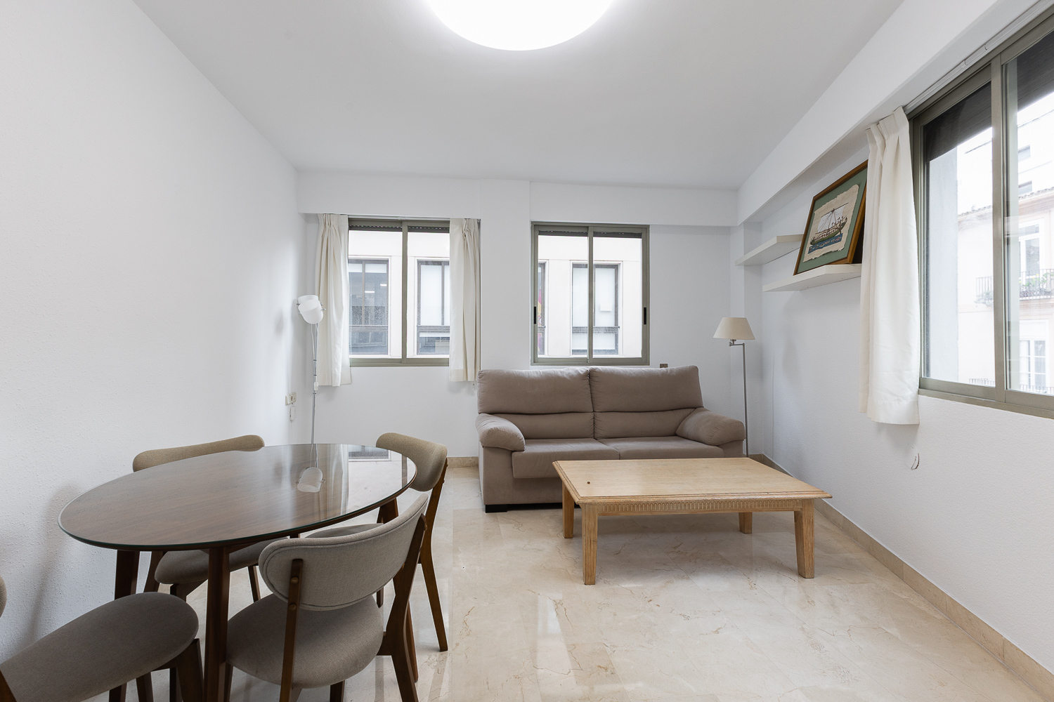 Spacious and Bright Apartment in the Heart of Ciutat Vella – 4 bedrooms, 2 bathrooms, 130 m²