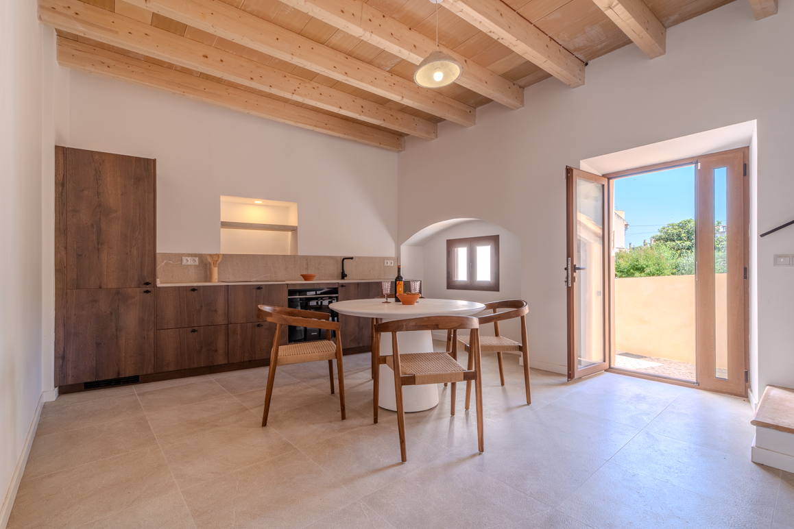 Casa de pueblo modernizada con estilo y terraza en el corazón de Capdepera