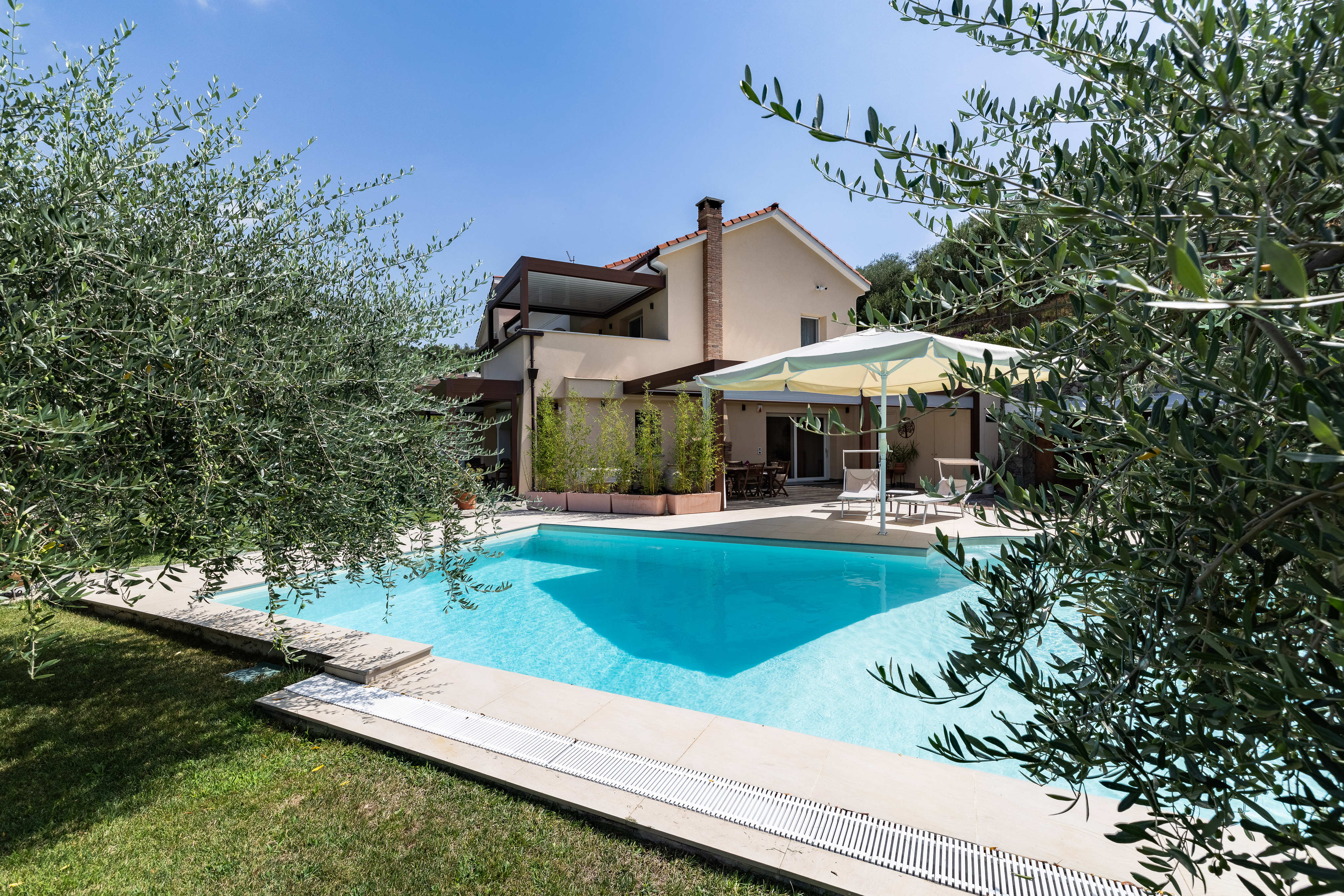 Villa con piscina immersa nella natura, tra mare e colline