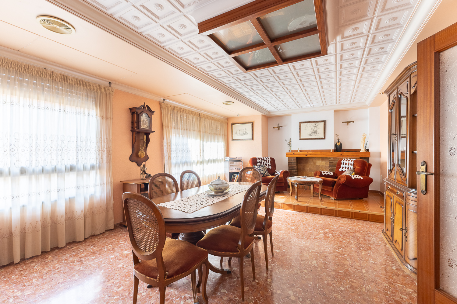 Discover a spacious 4-bedroom apartment in Sueca, with a balcony, fireplace, and study, surrounded by nature and beaches, just 35 minutes from Valencia.