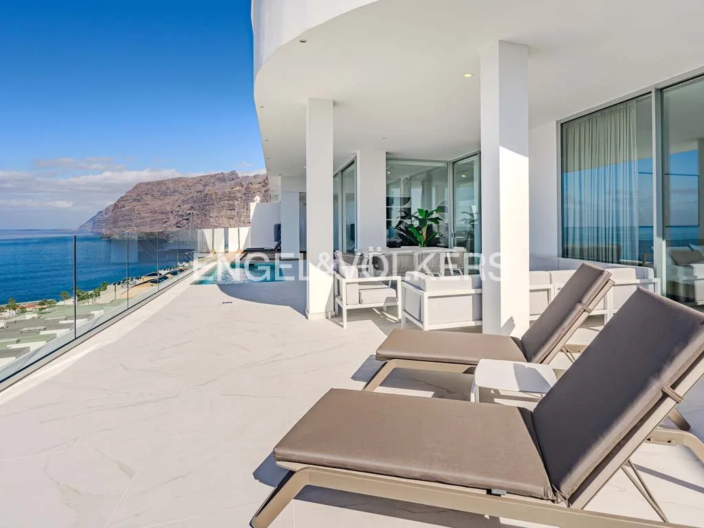 Top return: Luxury apartment with private pool and panoramic sea views