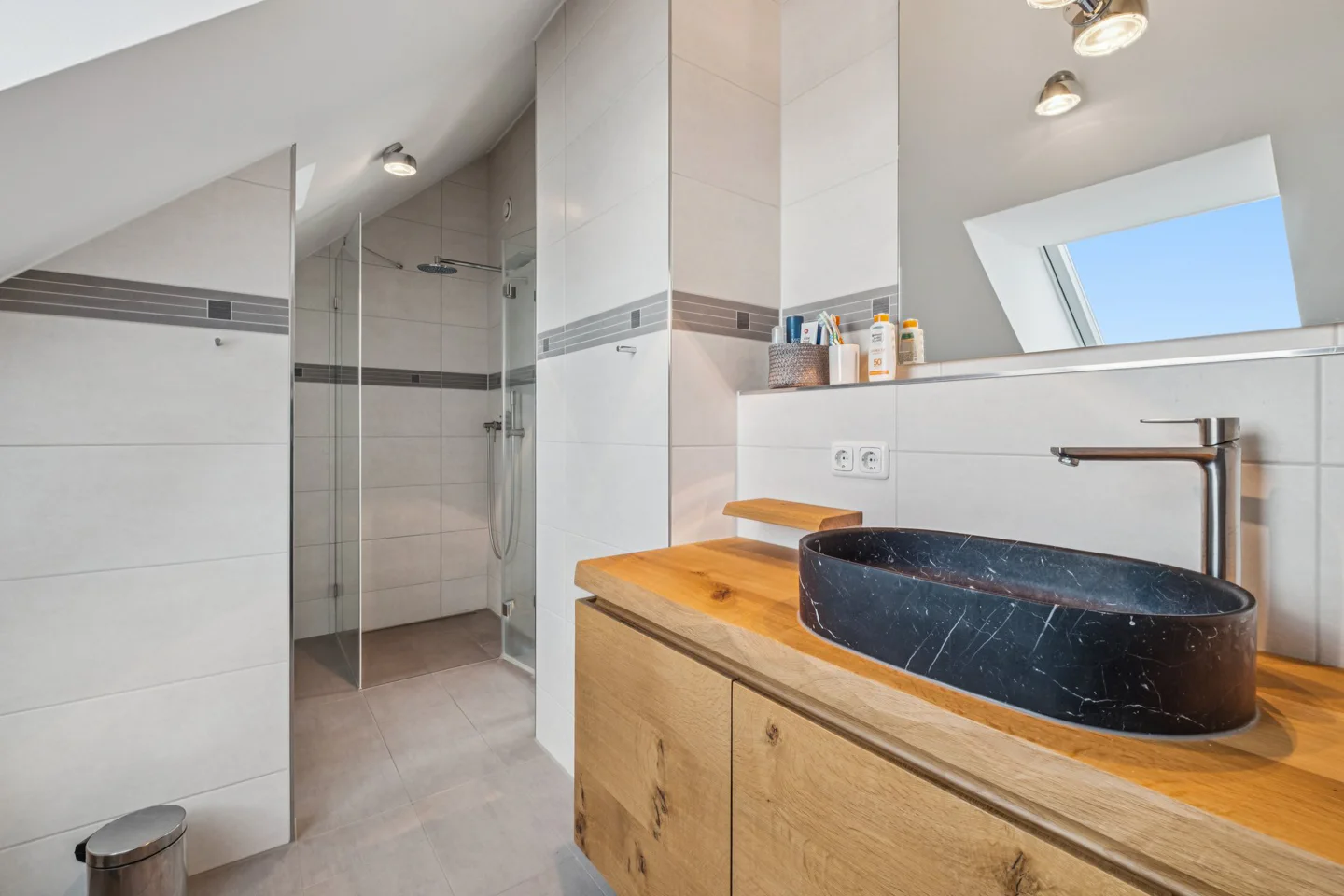 Exklusive Dachgeschoss-Maisonette mit Südterrasse und Alpenblick - Photo 4