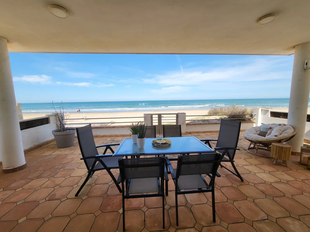 Excellent villa in front of the beach