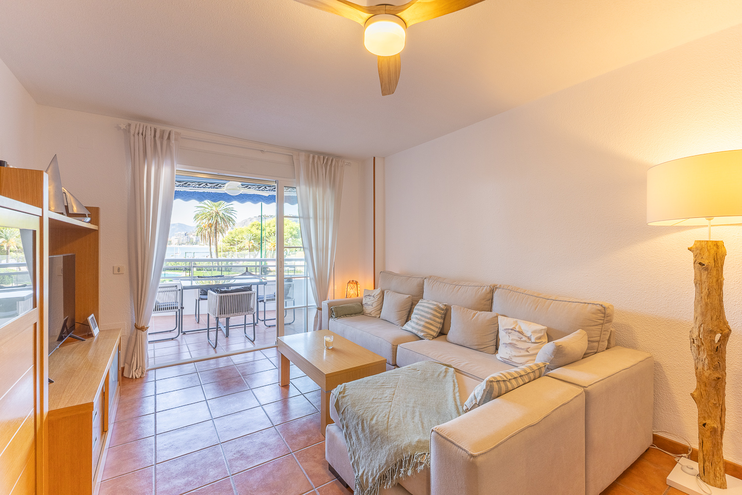 Exclusive beachfront apartment in Cullera, Valencia, with direct access to the sea.