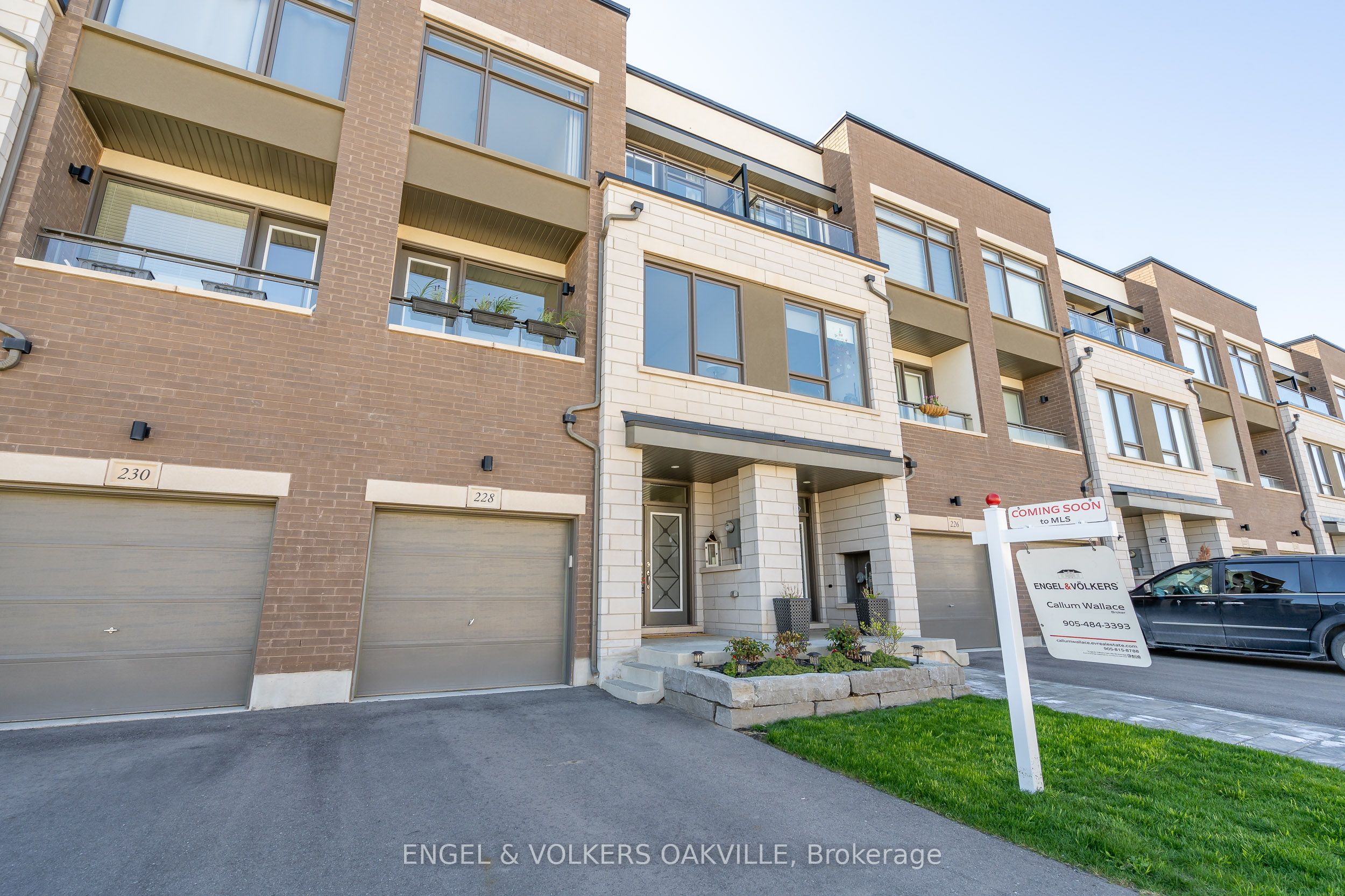 Luxury 3 Bedroom Townhome with Theatre in Trafalgar Landing