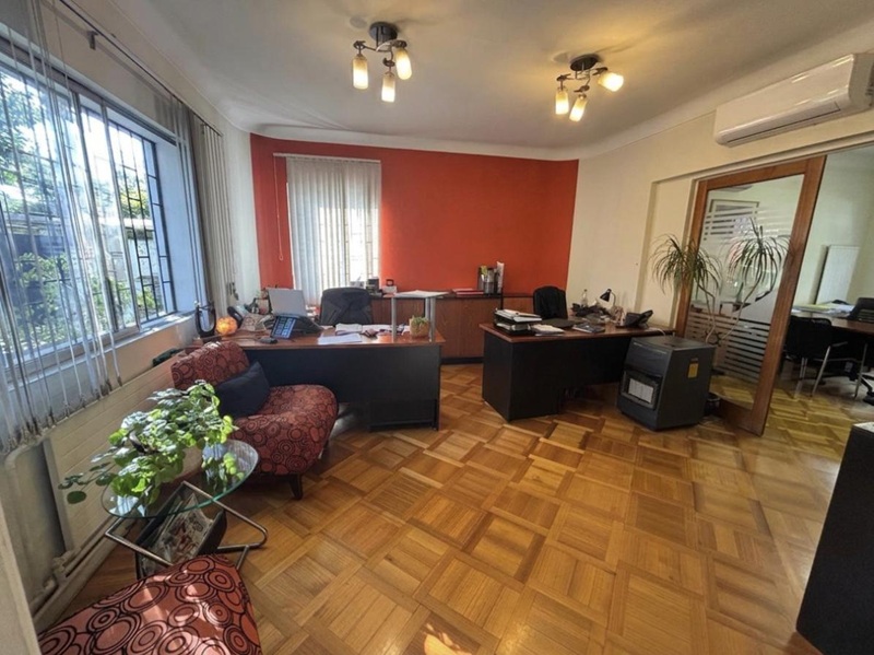 Casa acondicionada para oficina con privados y espacios comunes