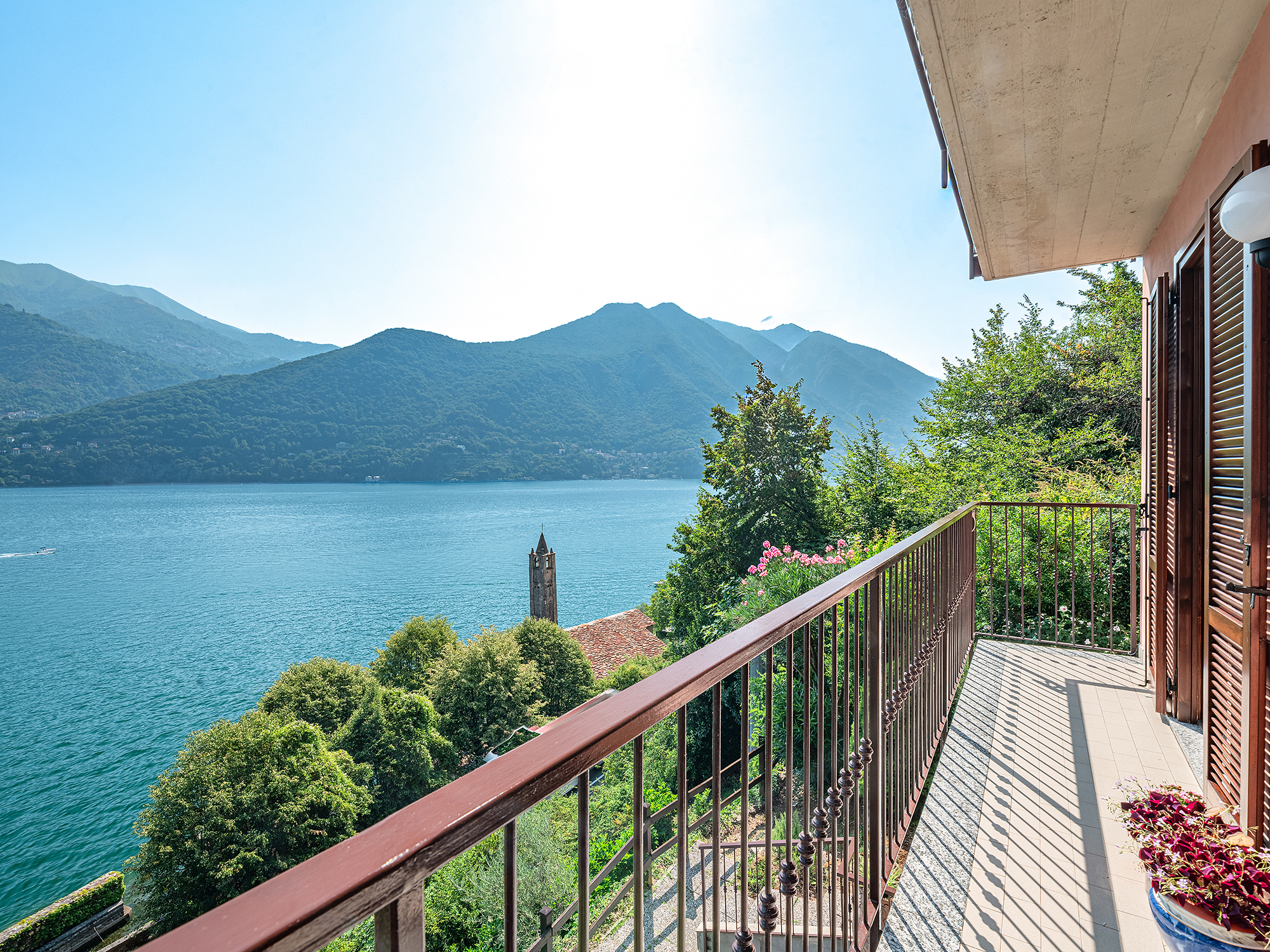 Exklusives Apartment mit Seeblick und Garten in Brienno