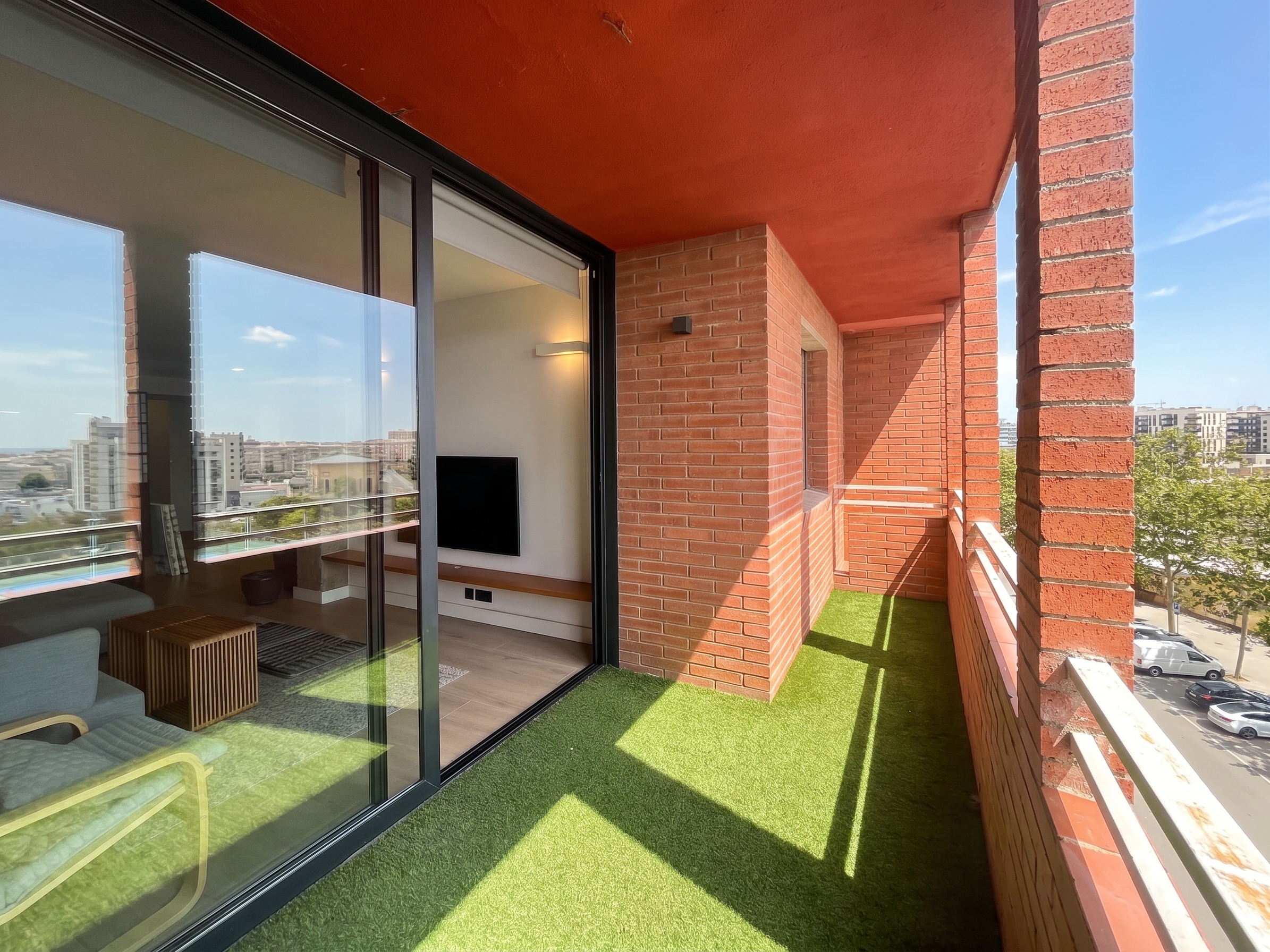 Fantastic penthouse with terrace, parking and storage in the TV3 area