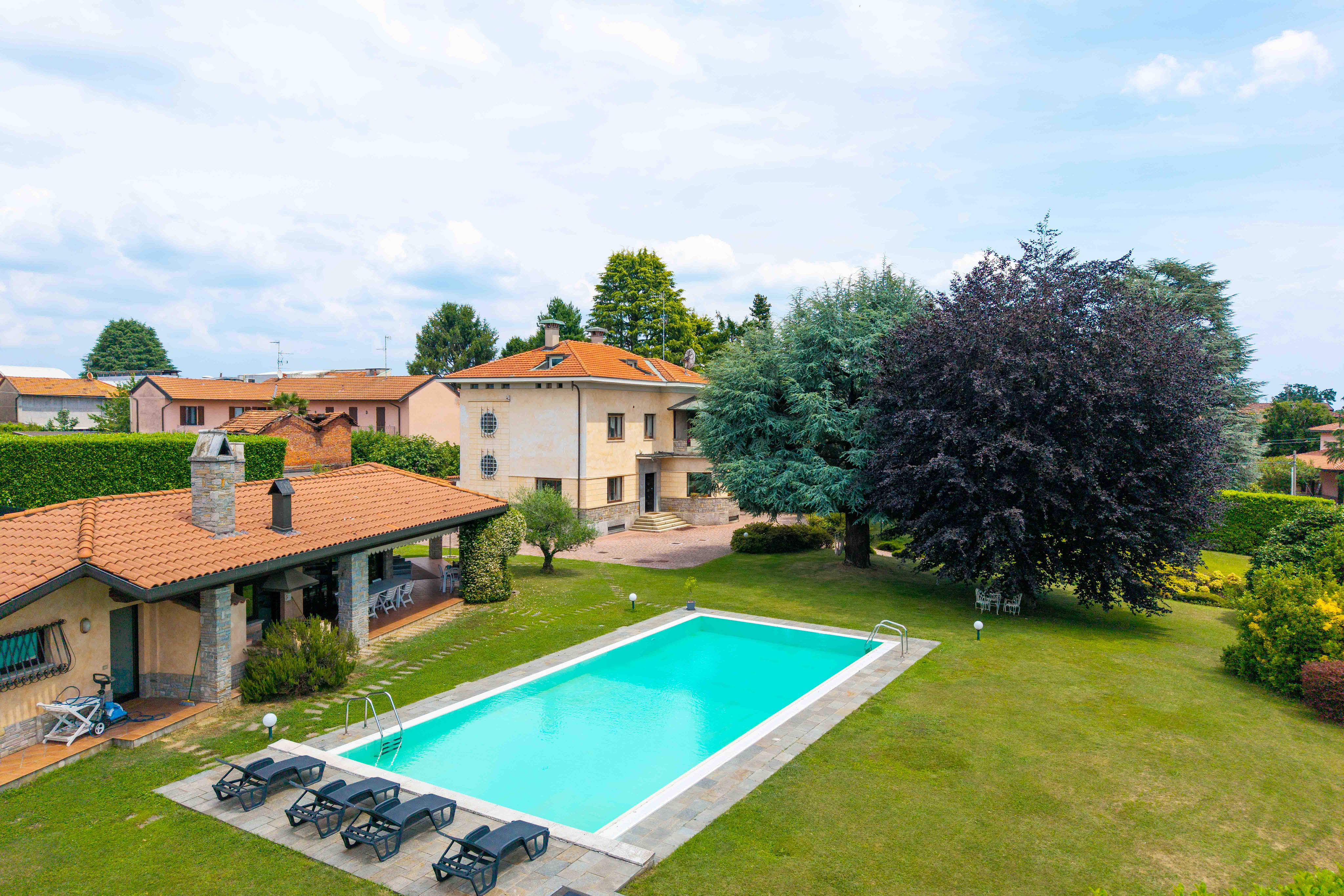 Representative villa with guesthouse and pool, in an elegant private garden in Carnago