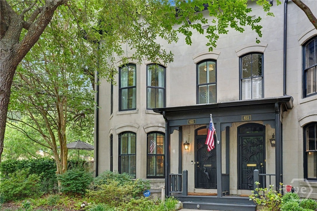 Discover Designer Luxury One Block from Forsyth Park