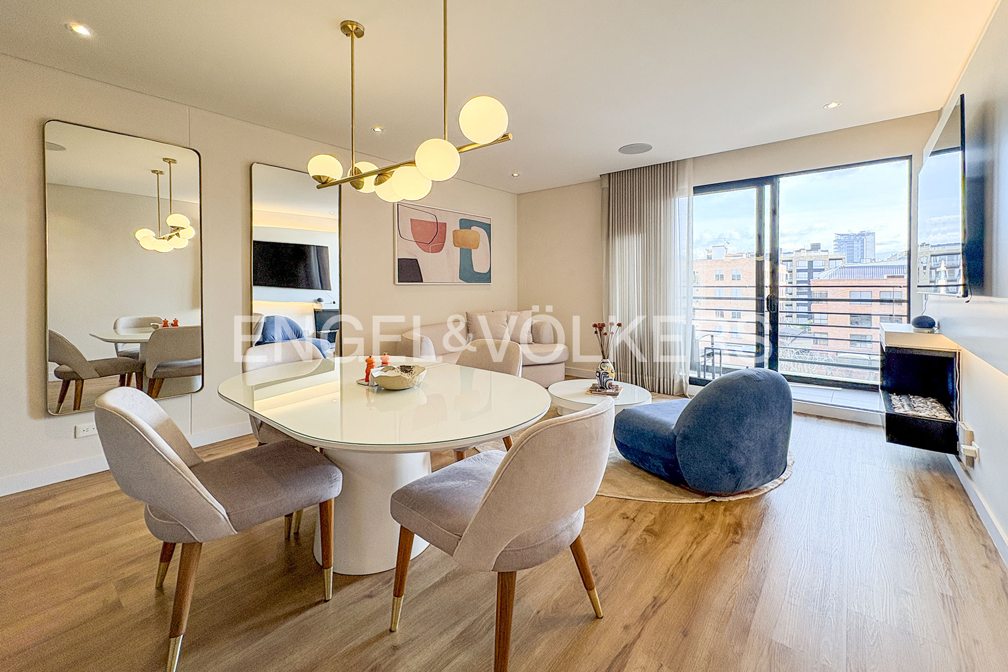 Moderno apartamento con balcón para venta en Santa Paula