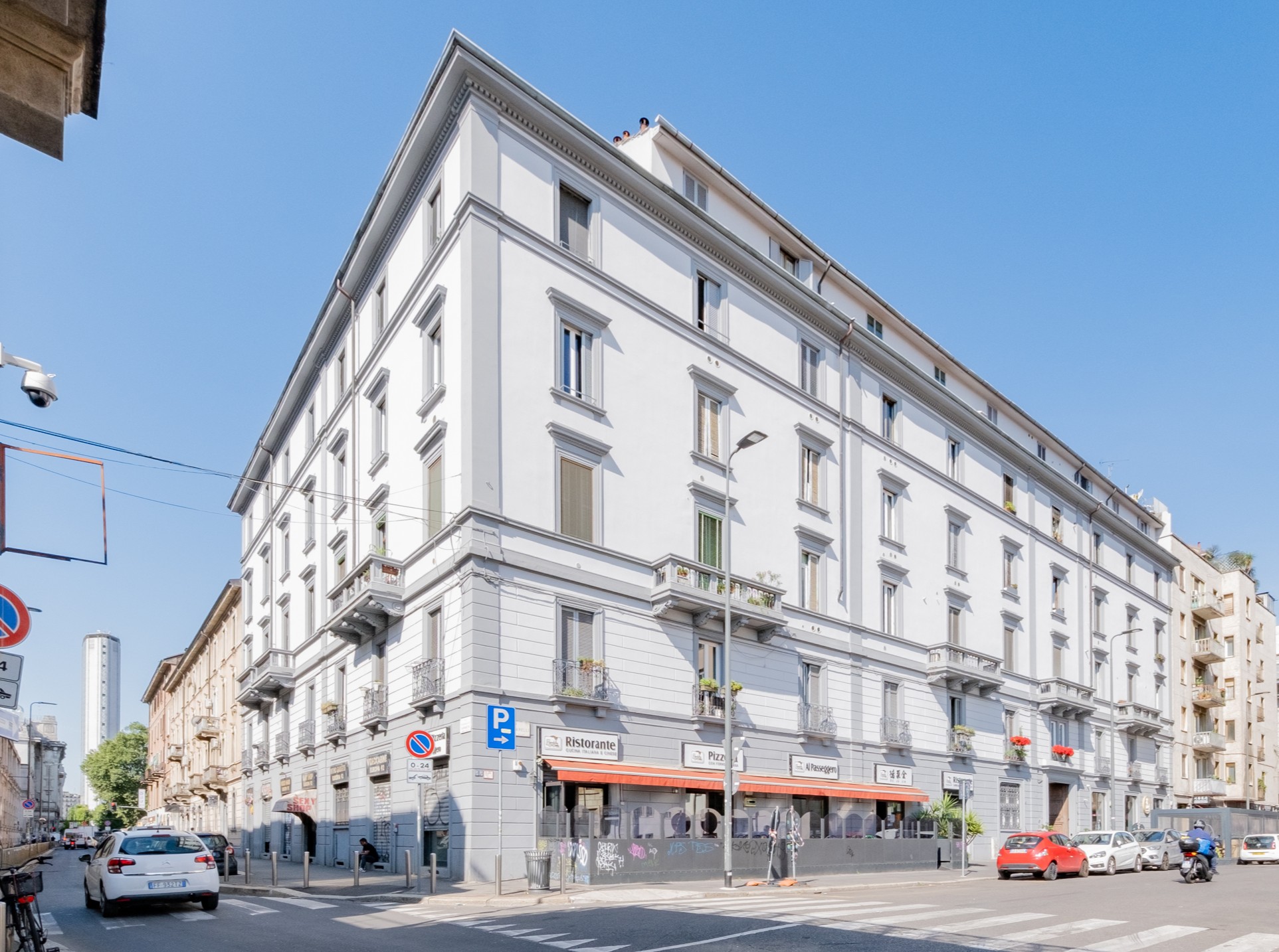Elegante bilocale ristrutturato e arredato in via Schiaparelli 1