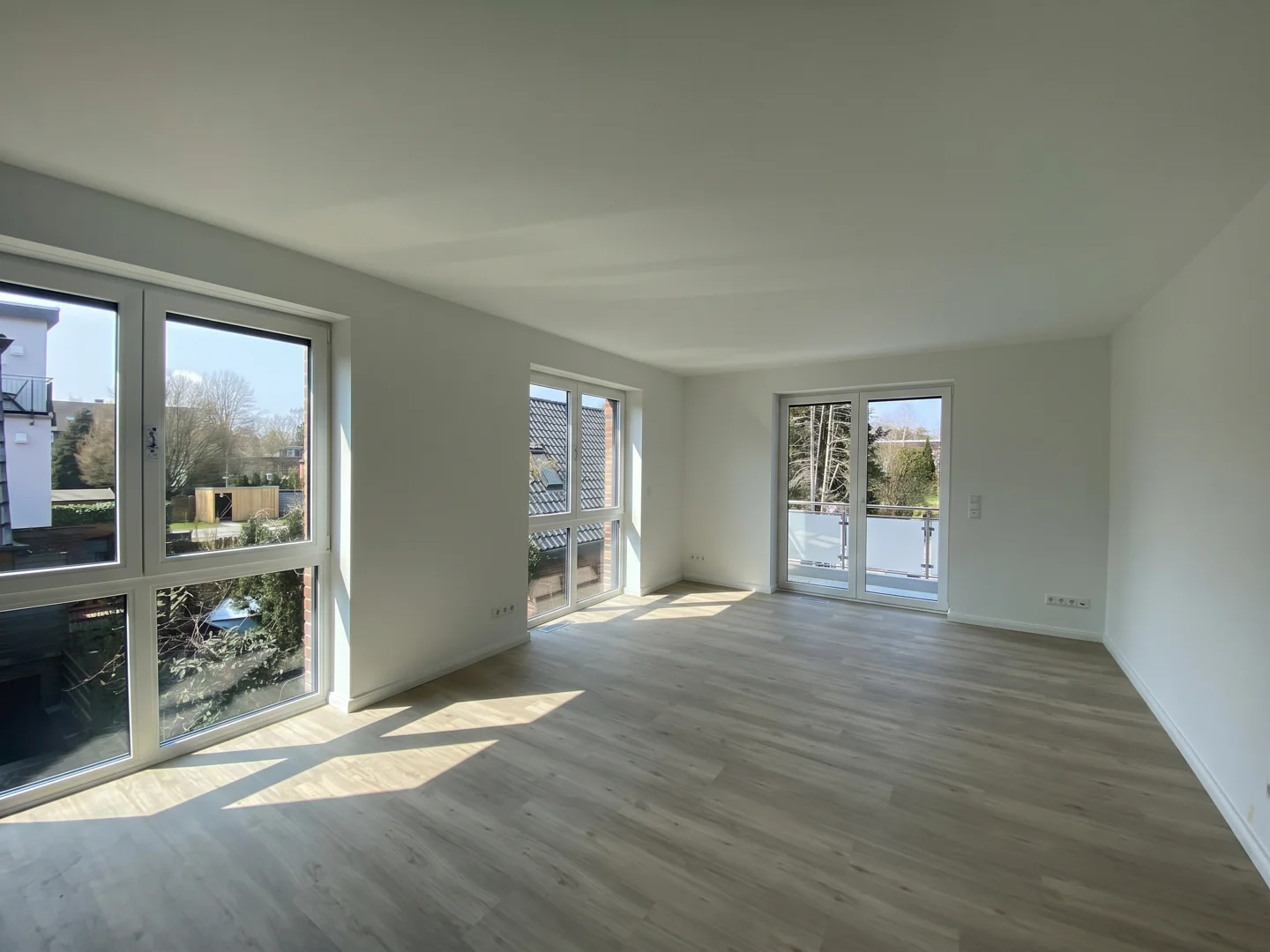 Neubau mit Stil: Moderne 2,5-Zimmer-Wohnung mit Balkon und Einbauküche - Foto 1