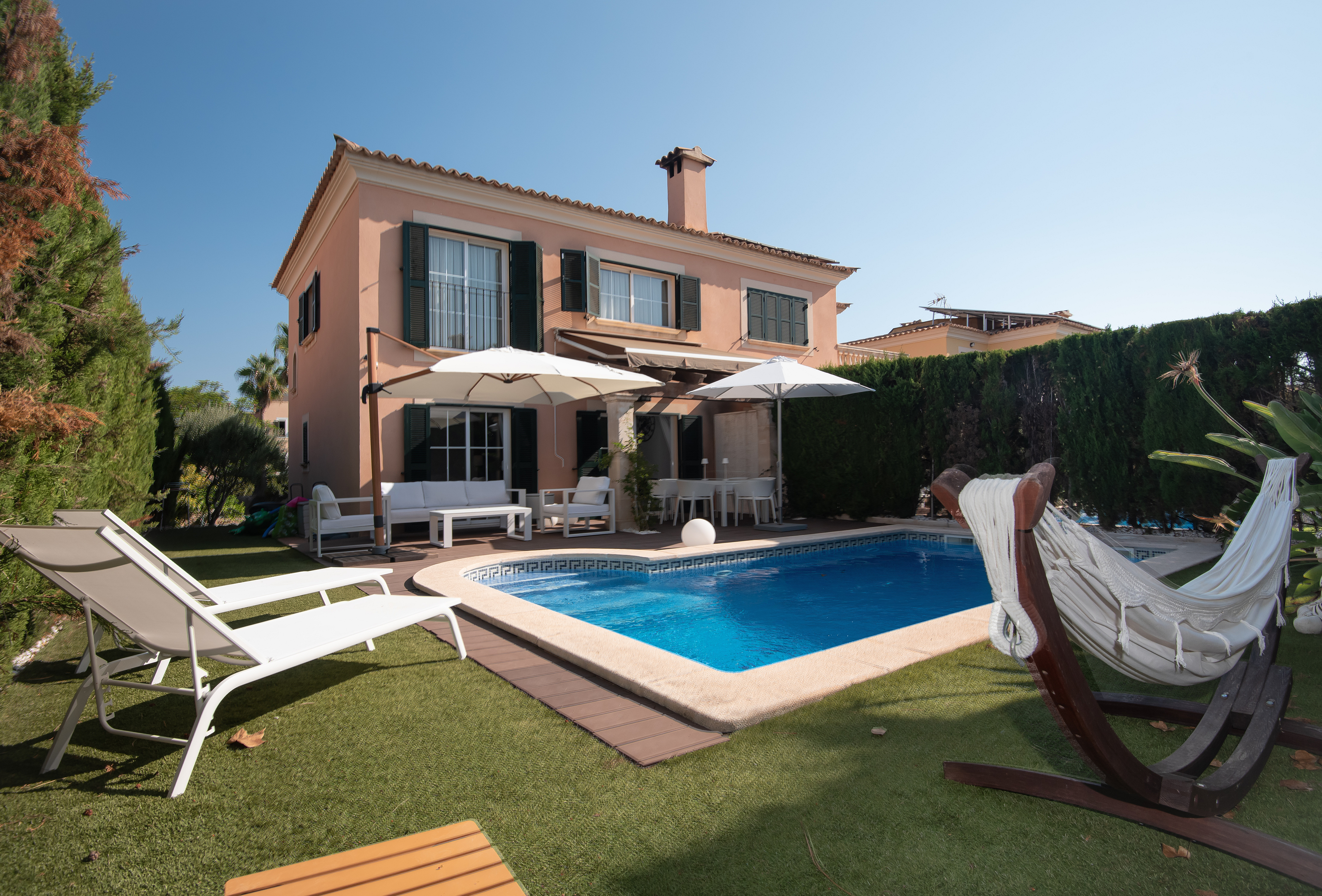 Beautiful semi-detached house with pool and garage