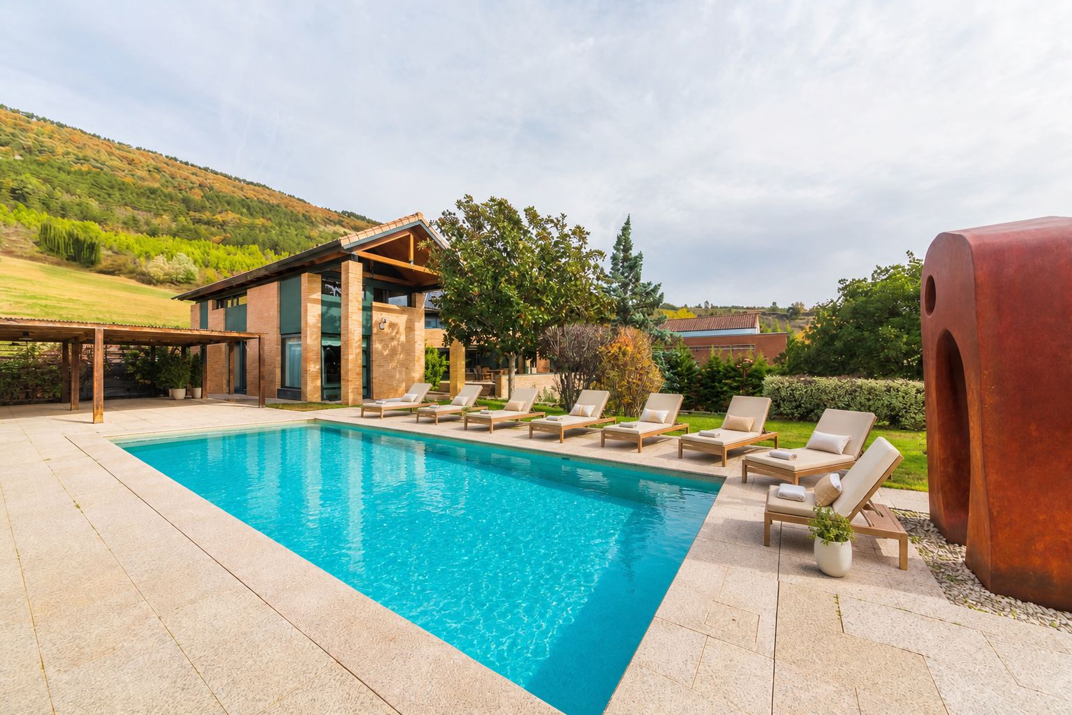 Magnificent designer Single-Family Home in Artica.