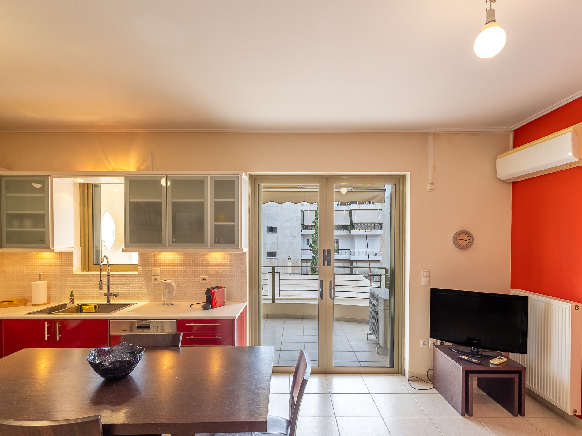 Sunny 2 bedroom apartment with parking next to Metro