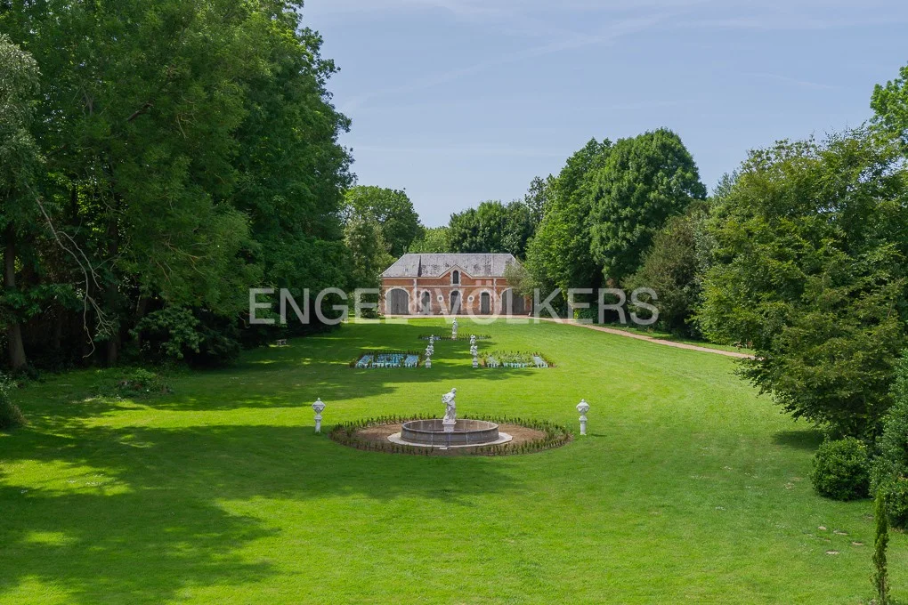 580 sqm Chateau in its large 3,5 ha. park on the outskirts of Honfleur
