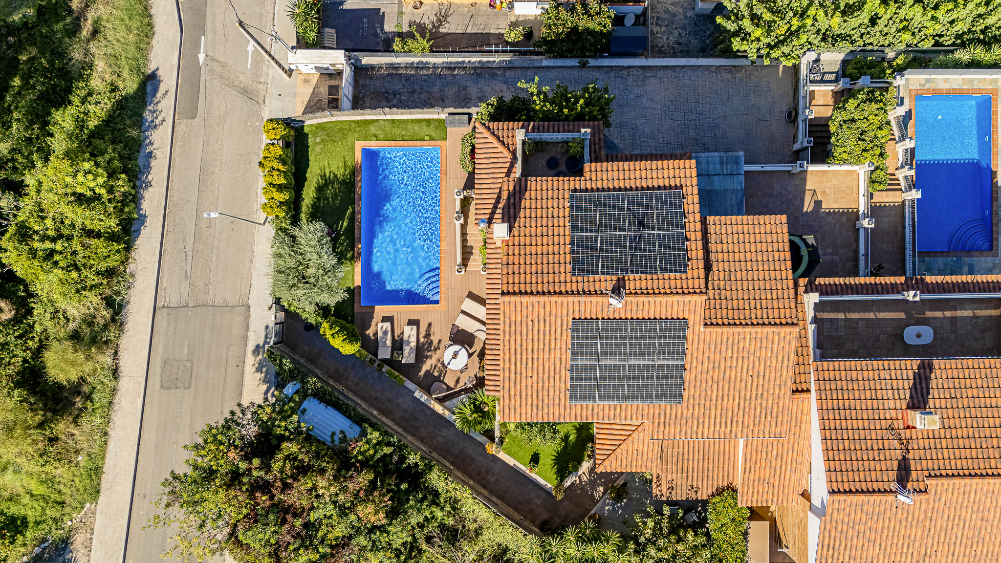 Elegant 304 m² residence with pool, garden, and solar power in Calafell, by the Mediterranean; privacy, comfort, and excellent connections to Barcelona and Tarragona.