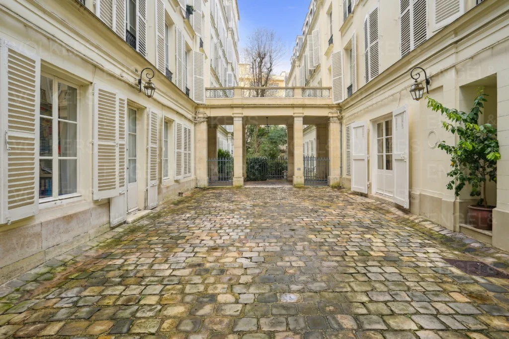 Rue de Bourgogne - Refined apartment on a courtyard garden