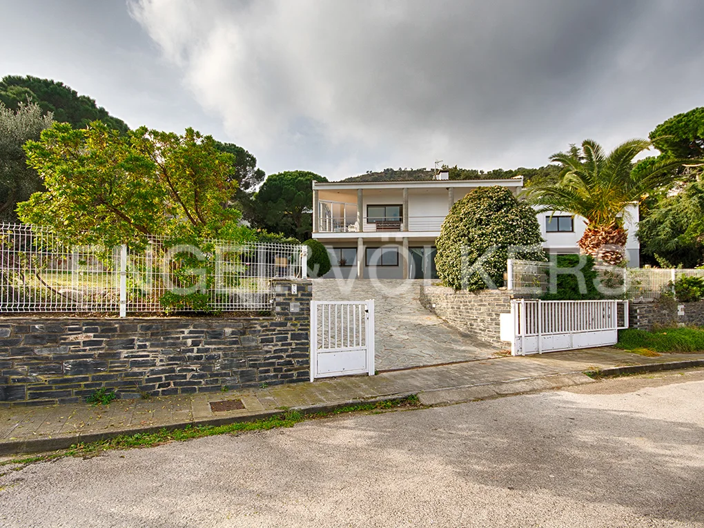 Preciosa casa amb gran jardí i vistes al mar a Port de la Selva