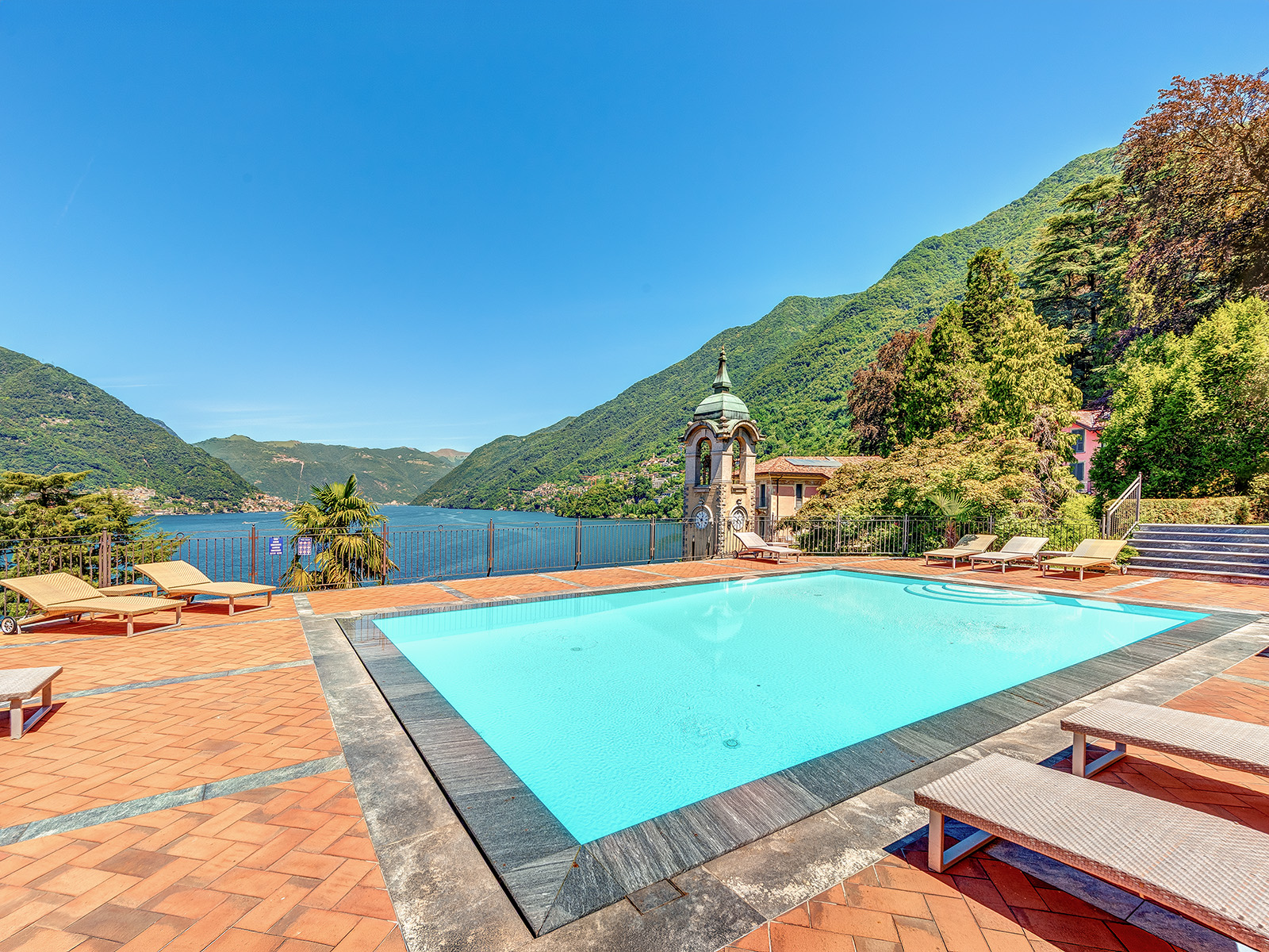 Elegantes Apartment mit Seeblick in einer Wohnanlage mit Aussen-Pool