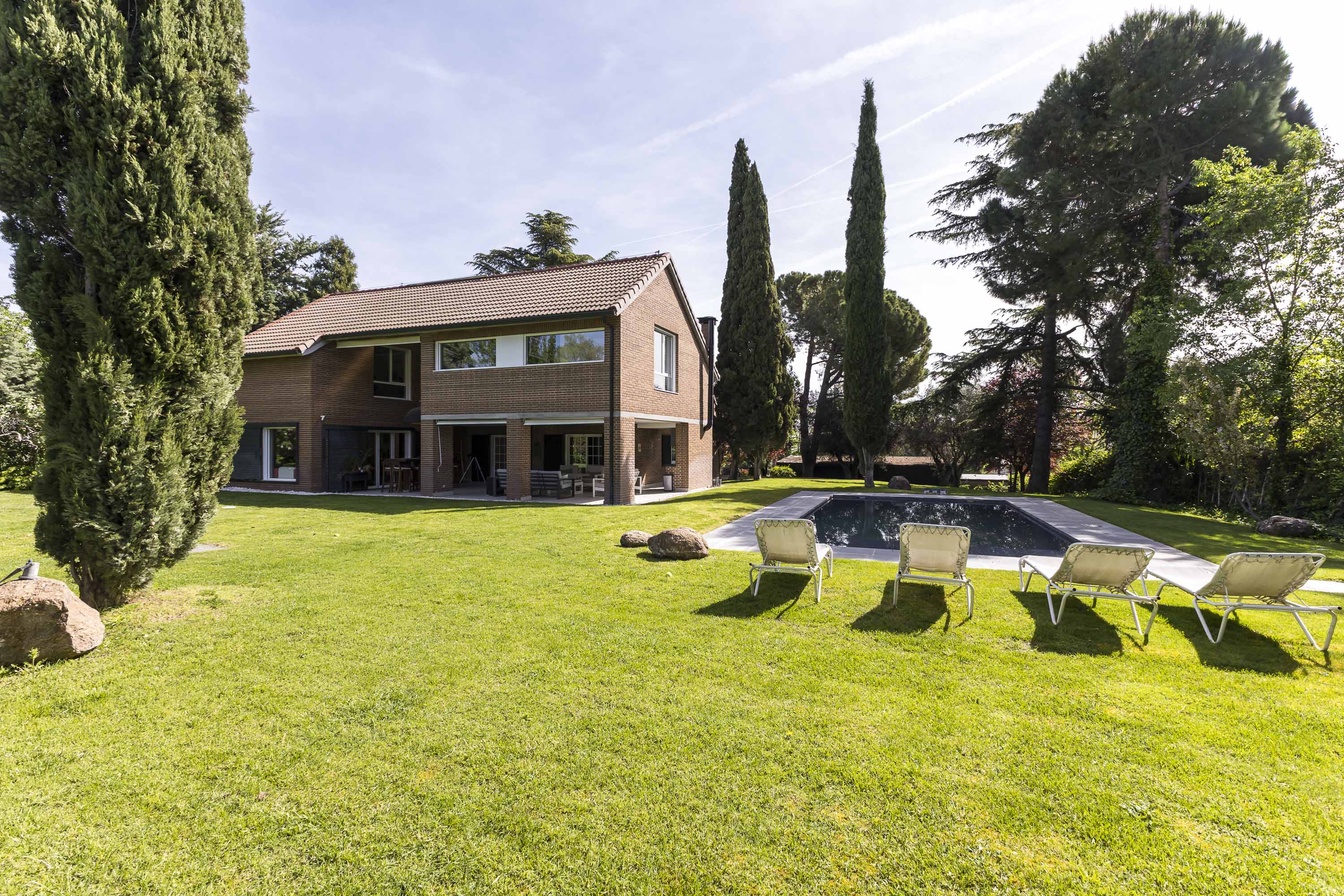 Privacidad, luz y jardín: espectacular vivienda reformada La Moraleja