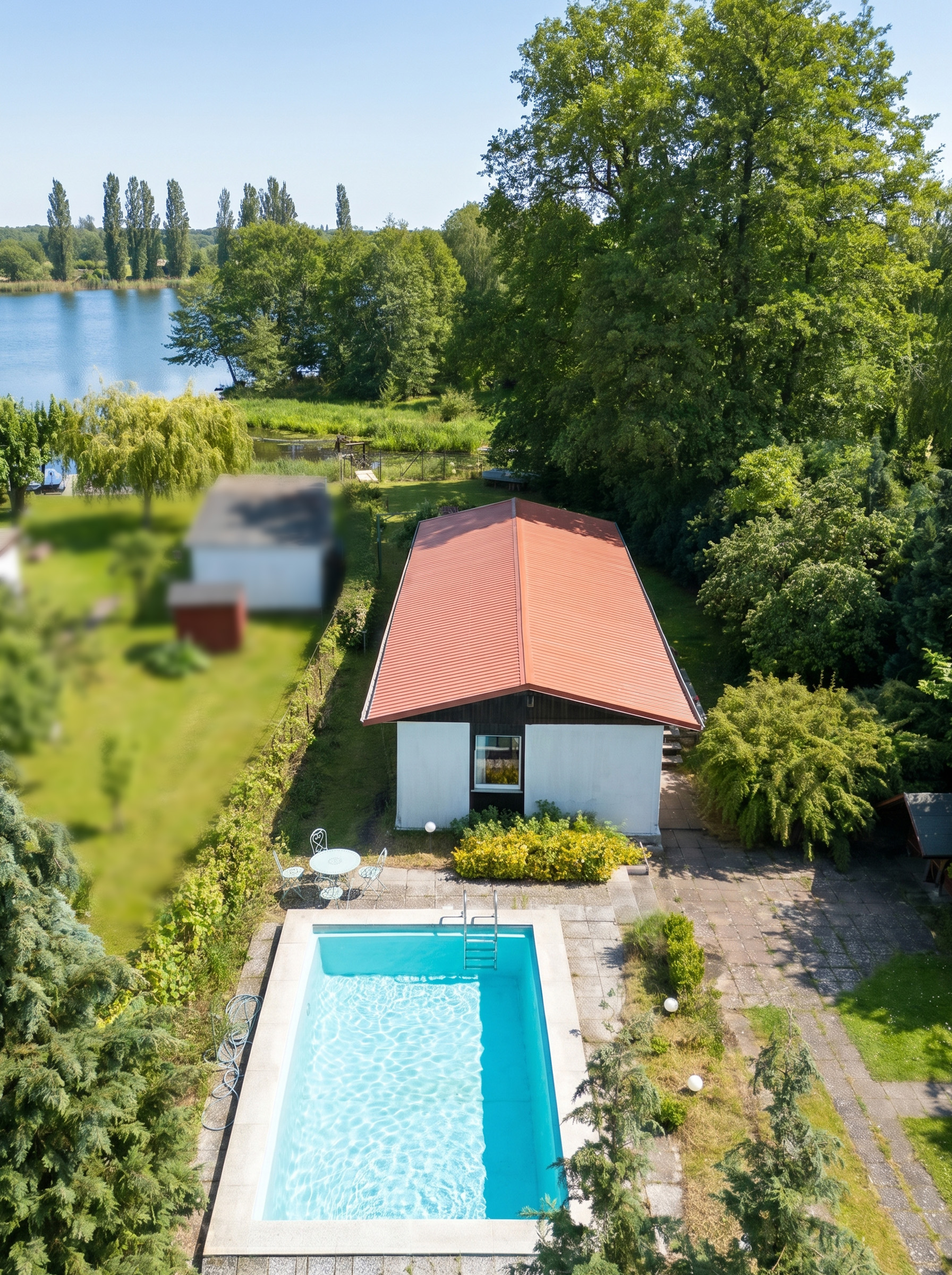 Freizeit-Bungalow direkt an der Havel mit Pool und traumhaftem Grundstück