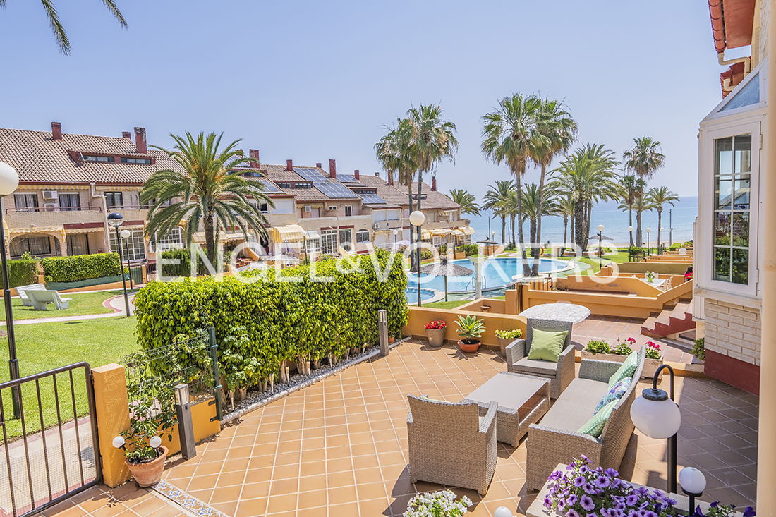 Fantastic double terraced house by the beach