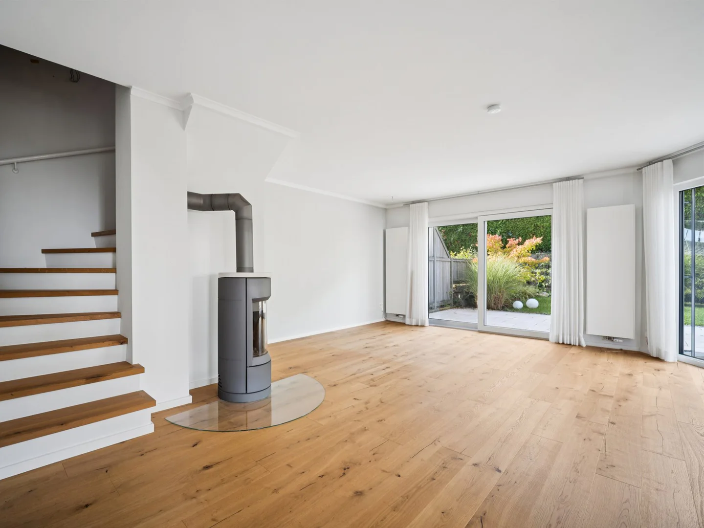Charmantes Reihenendhaus mit großzügigem Wohnbereich und schön angelegtem Garten - Foto 1