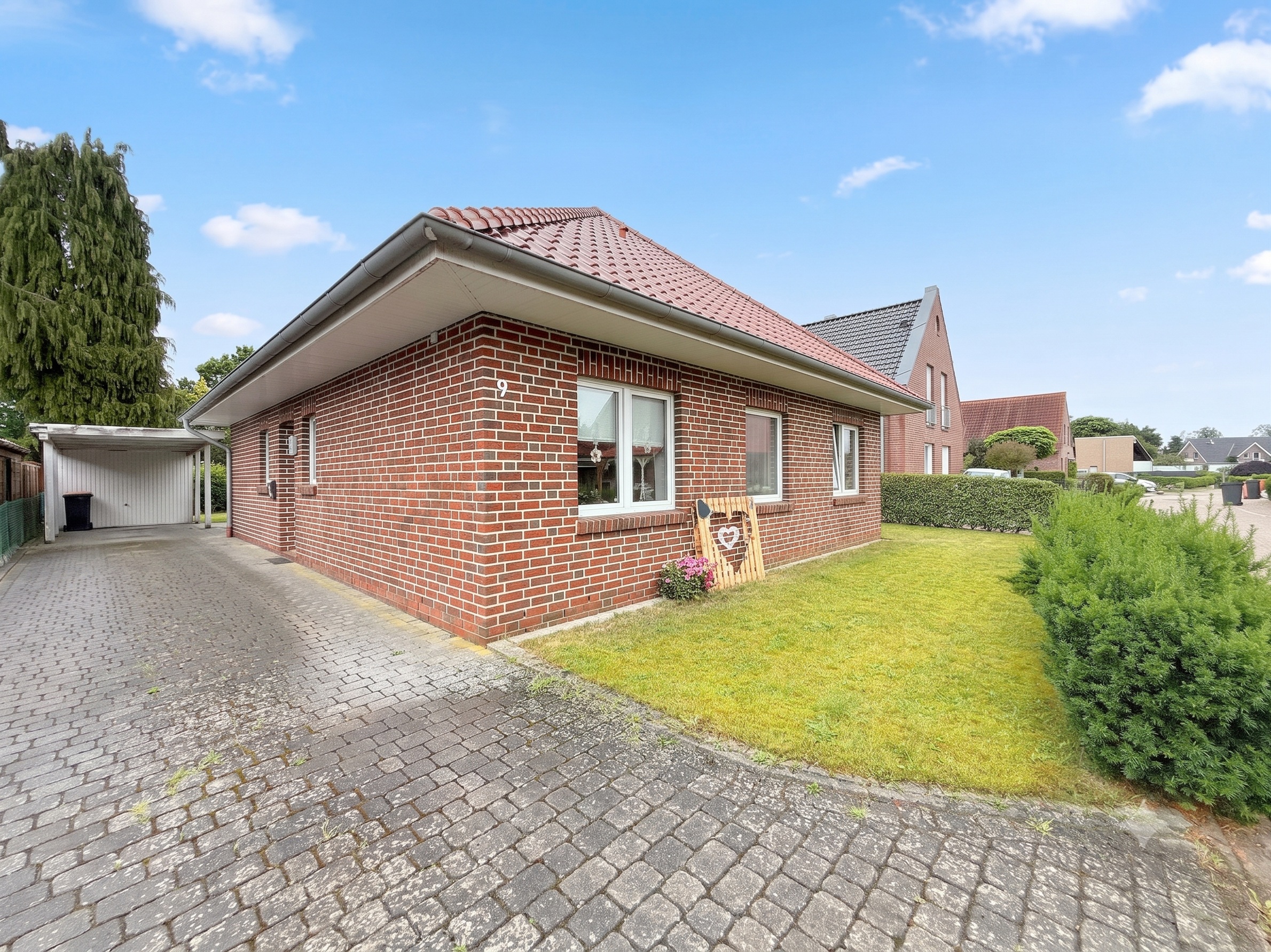 Moderner Komfort auf einer Ebene: Hochwertiger Bungalow mit Ausbaureserve in ruhiger Lage