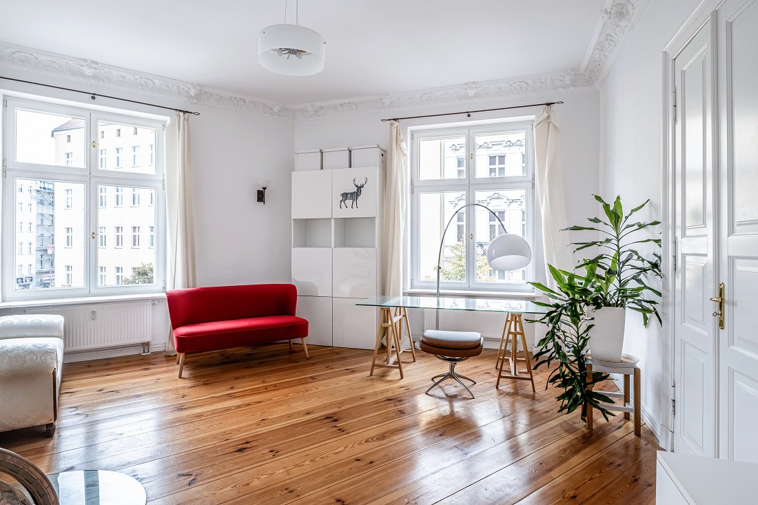 Timeless elegance in the neighborhood: spacious stucco period apartment with balcony