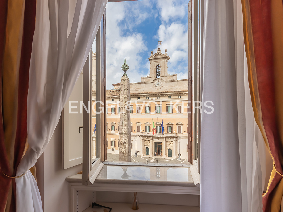 Prestigious three-room flat in Montecitorio
