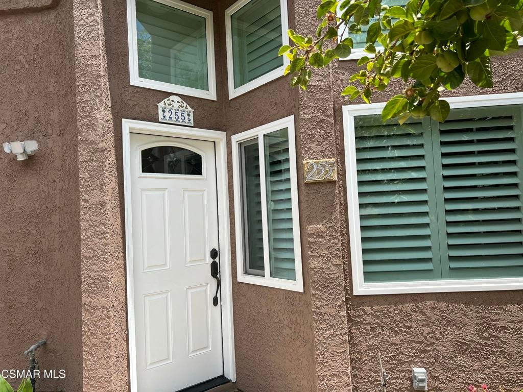 Stylish End Unit with Mountain Views