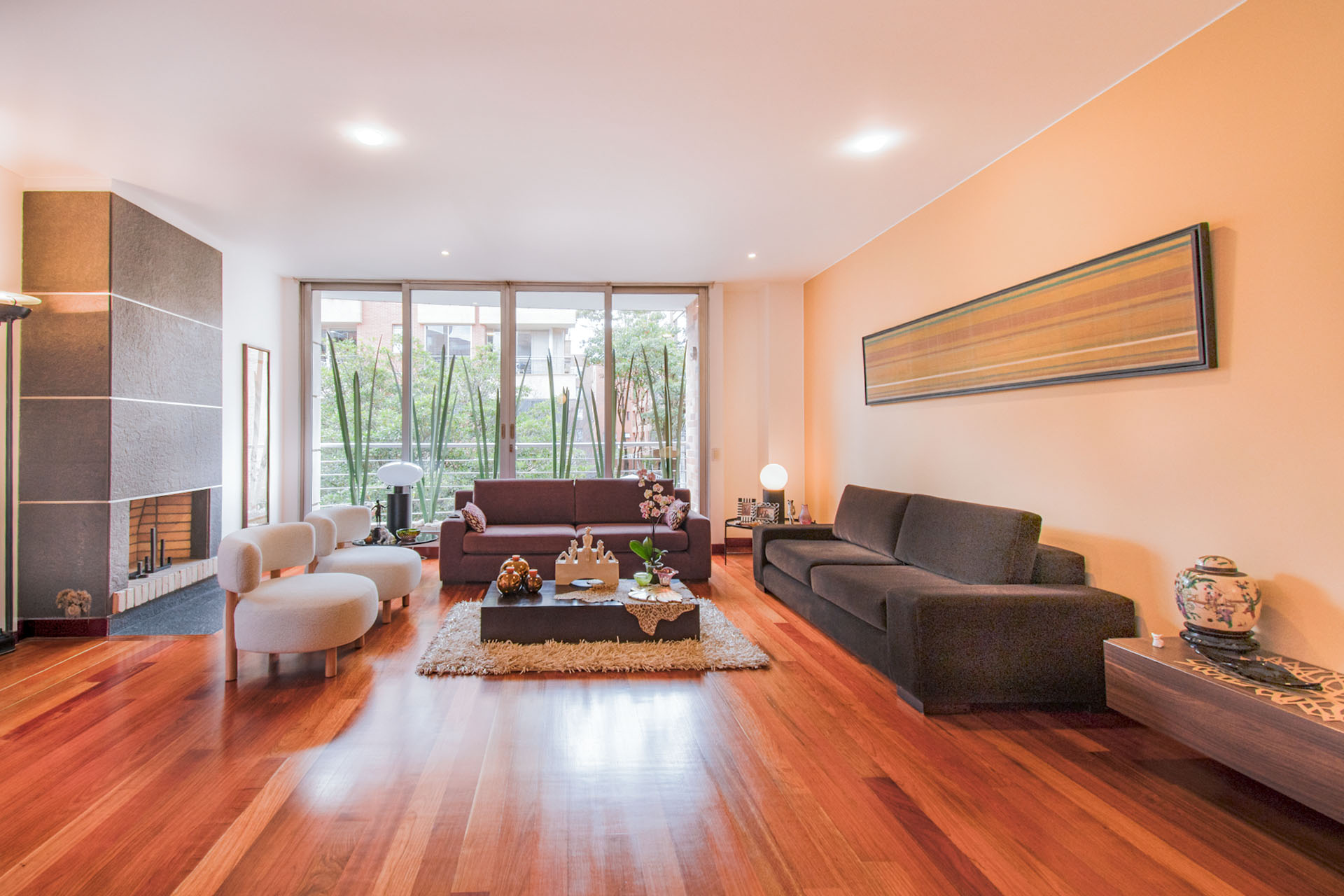 Apartamento con balcones para arriendo en Chico Reservado