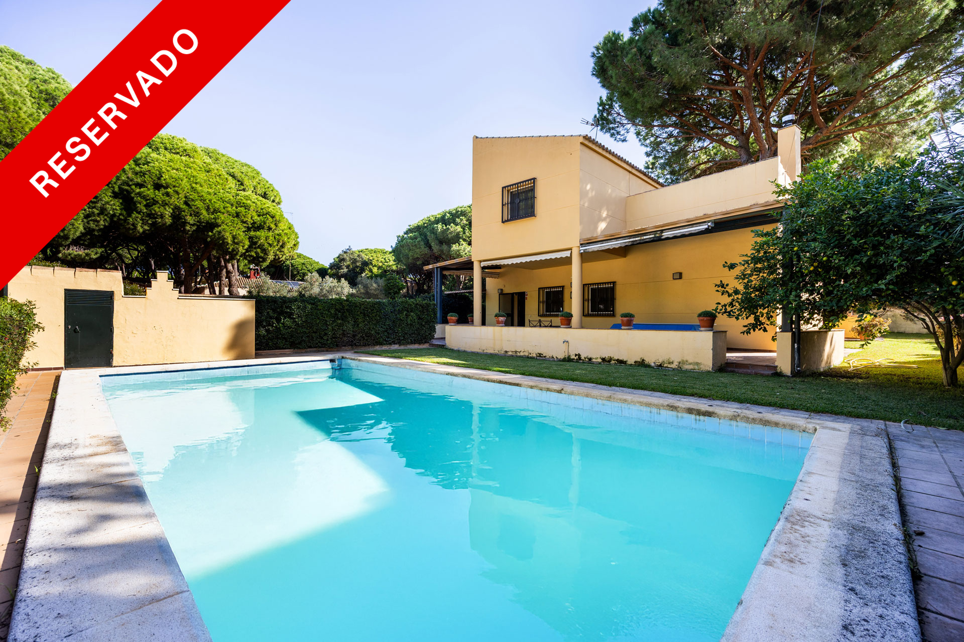 Exklusive freistehende Villa mit Pool und privatem Garten