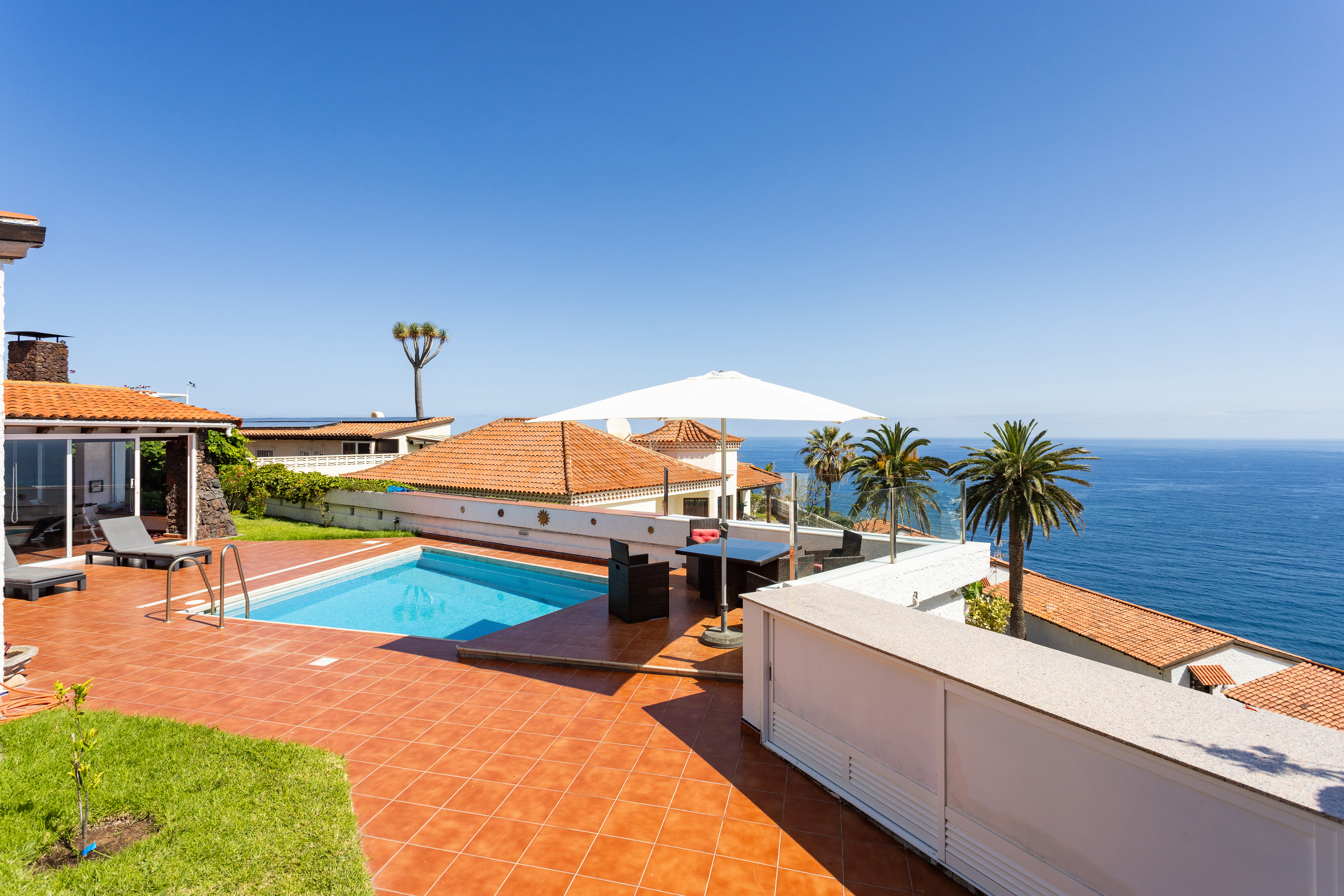 Wohnen auf einer Ebene mit Pool, Meerblick und viel Privatsphäre