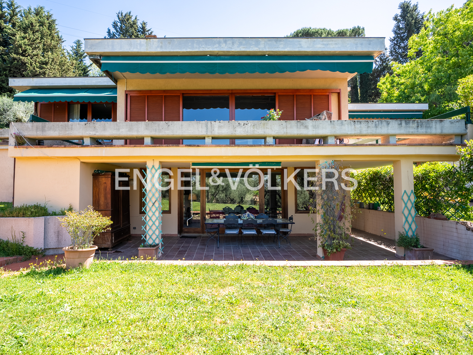 Villa with Pool, Garden and Panoramic Loggia in Settignano
