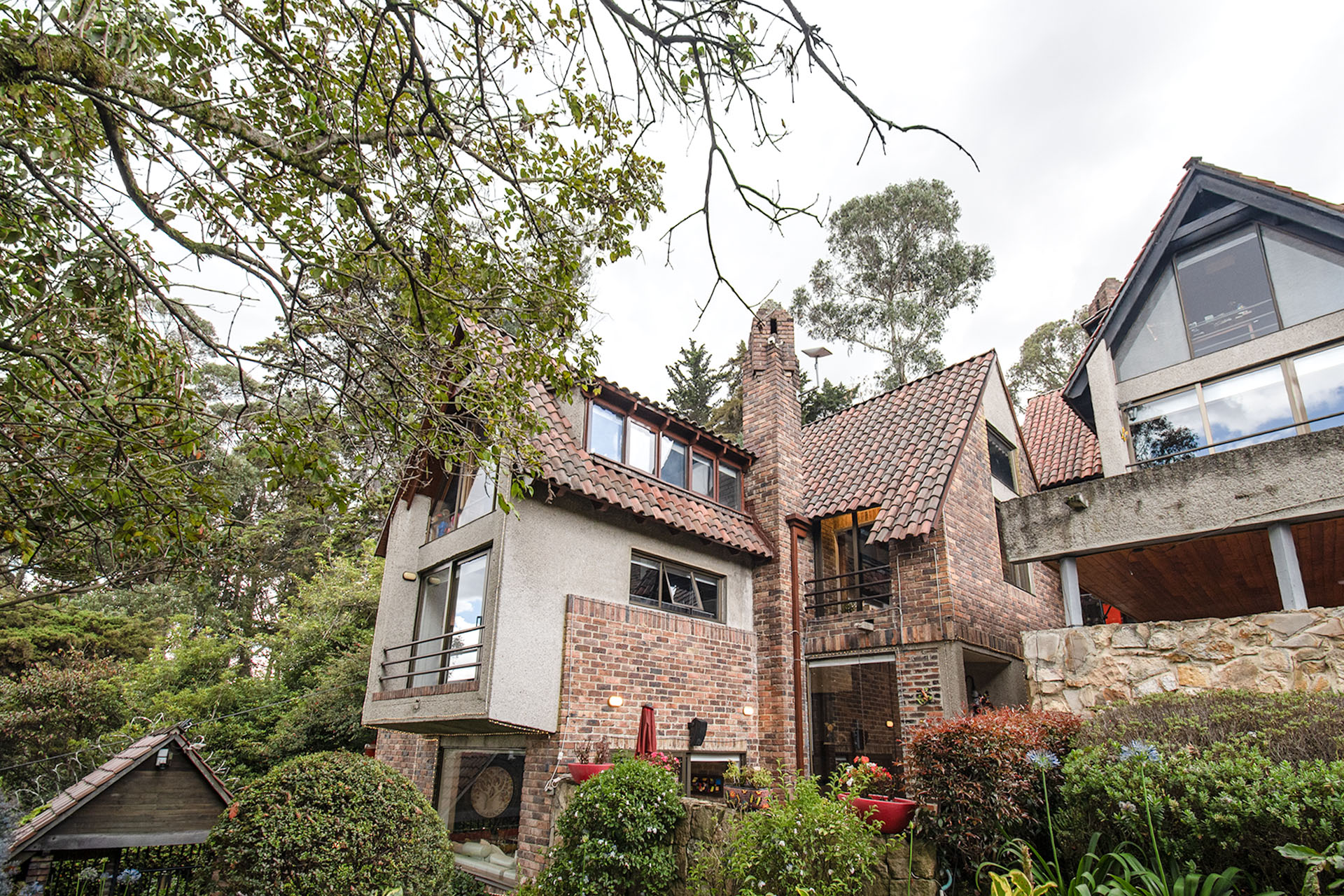Moderna casa con jardín para venta en Los Cerros de Suba