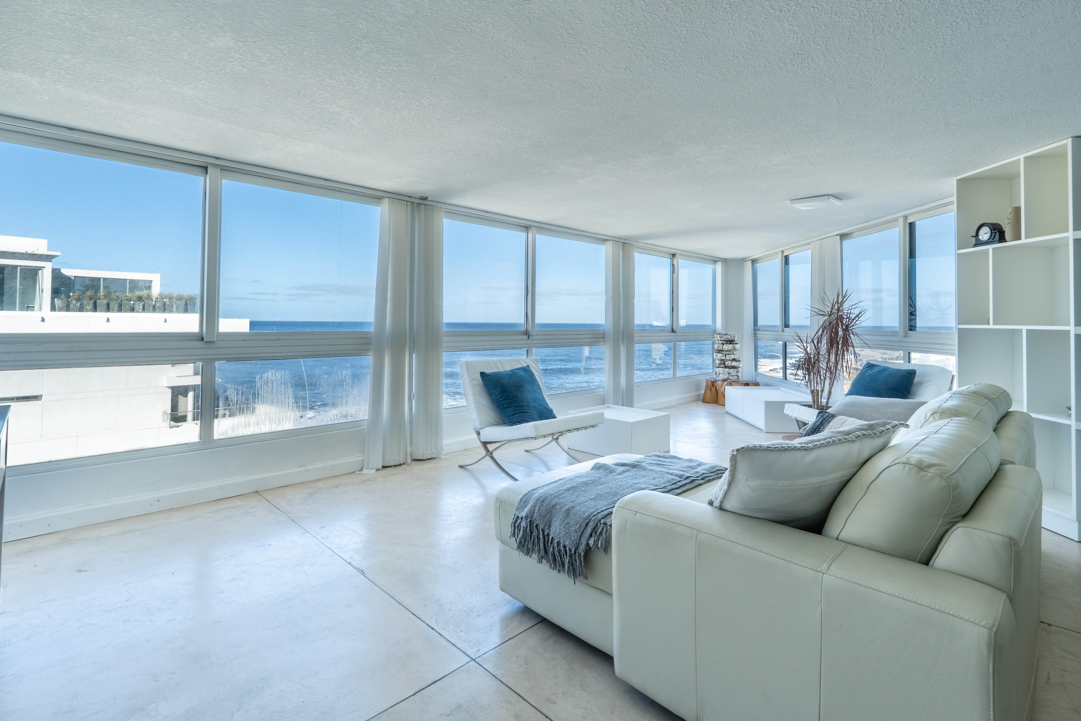 Remodeled 4-suite apartment on the seafront