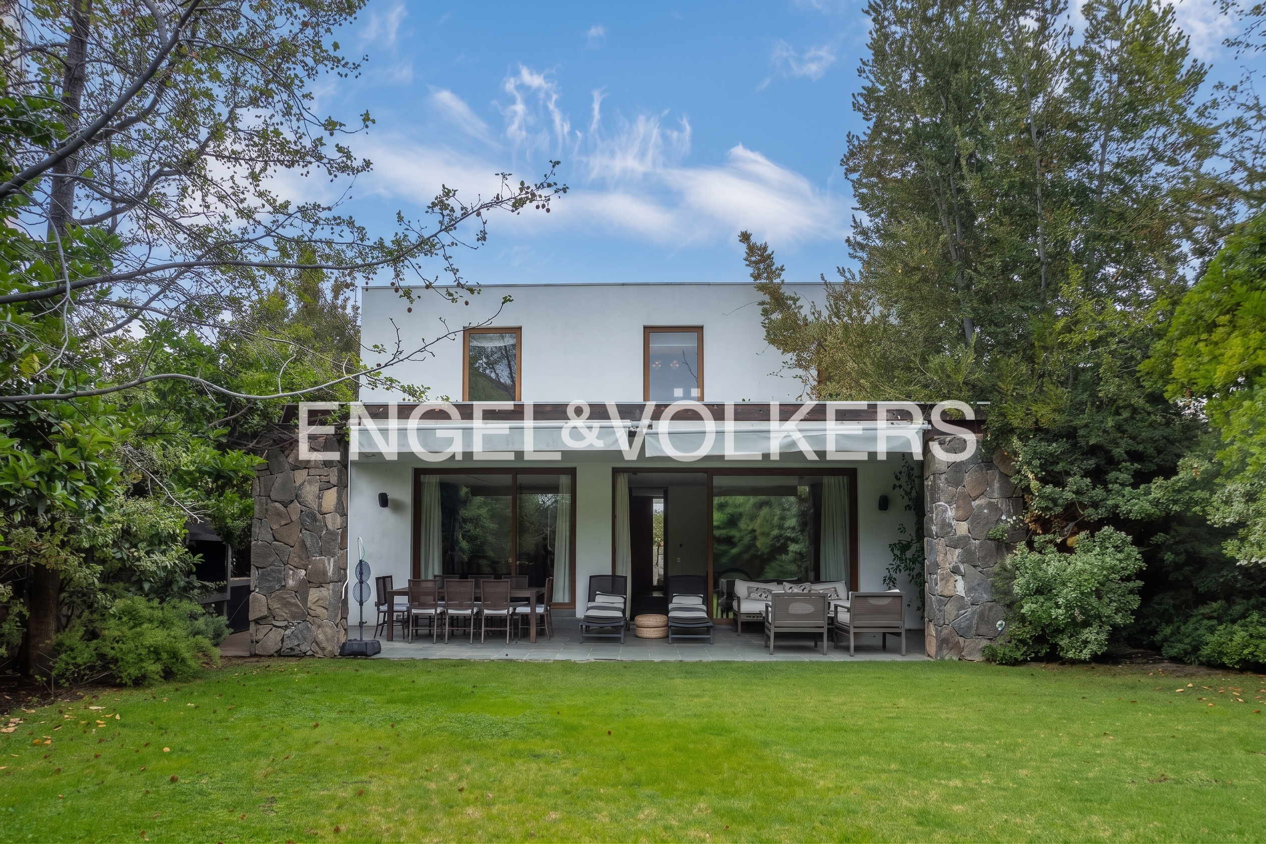 En condominio, mediterránea cercana a colegios Everest y Craighouse