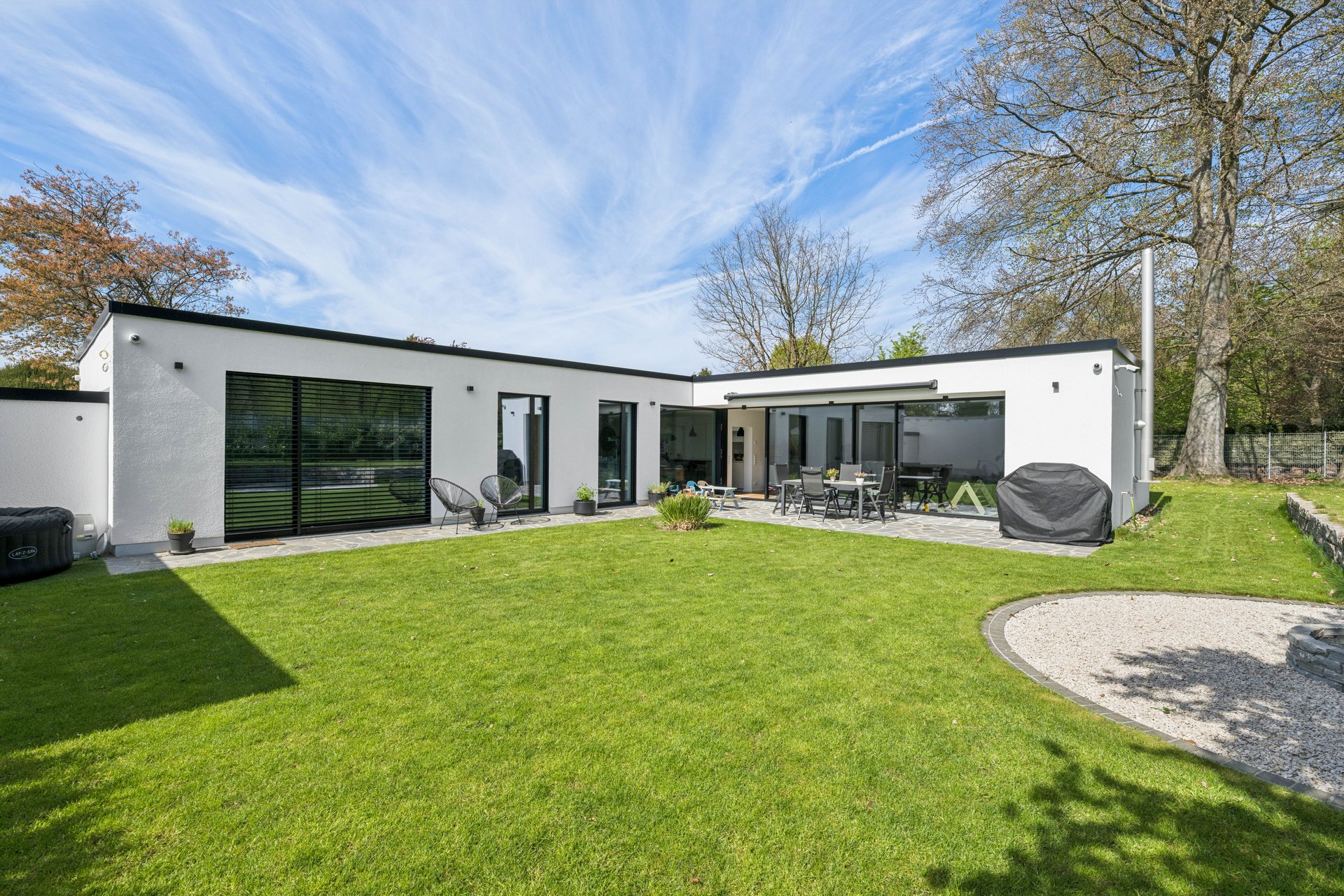 Design trifft Zukunft: Kernsanierter Architekten Bungalow mit A+ Energieeffizienz und Traumgarten in der Neutra-Siedlung
