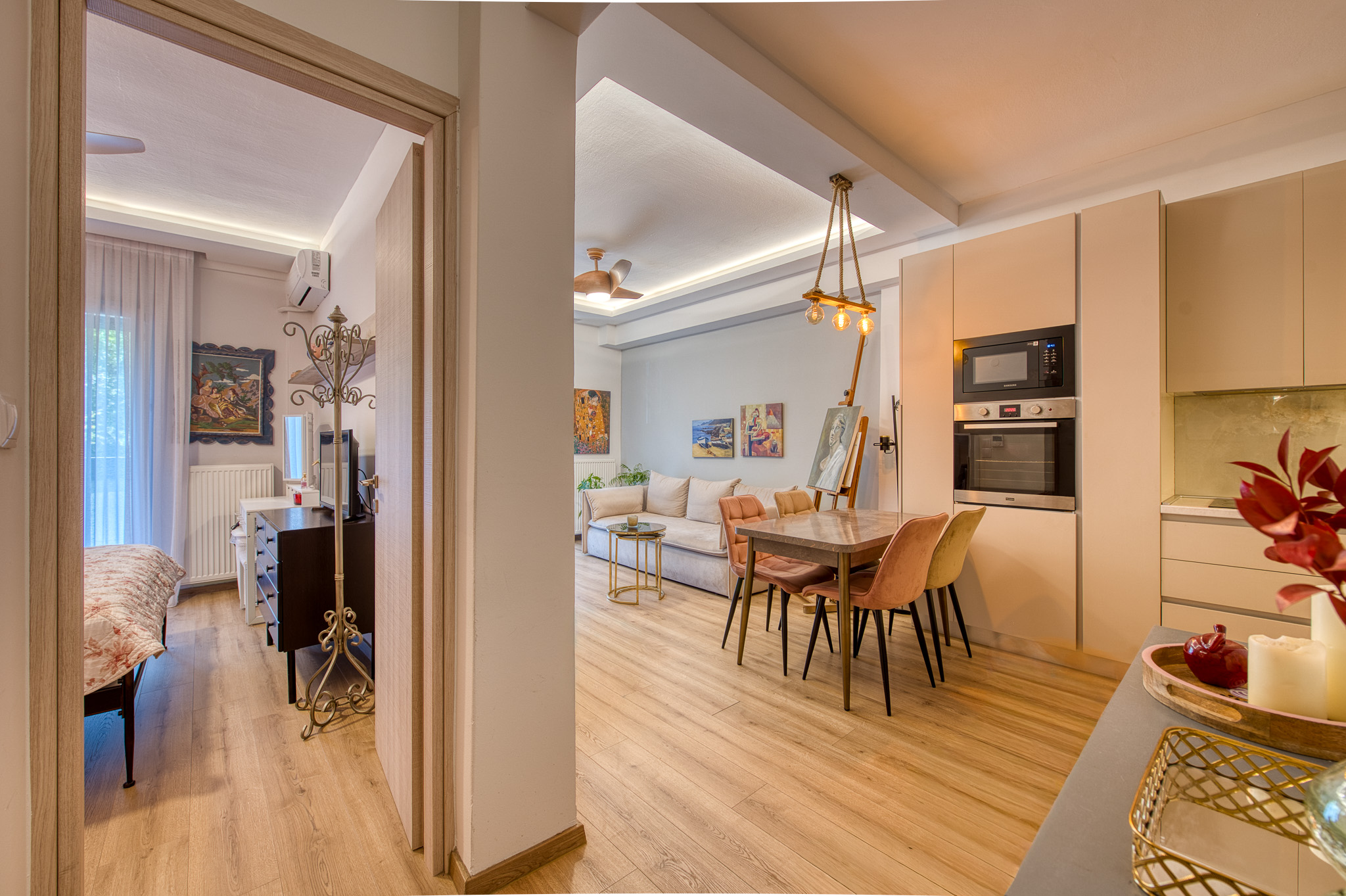 Fully renovated & furnished apartment near the Metro