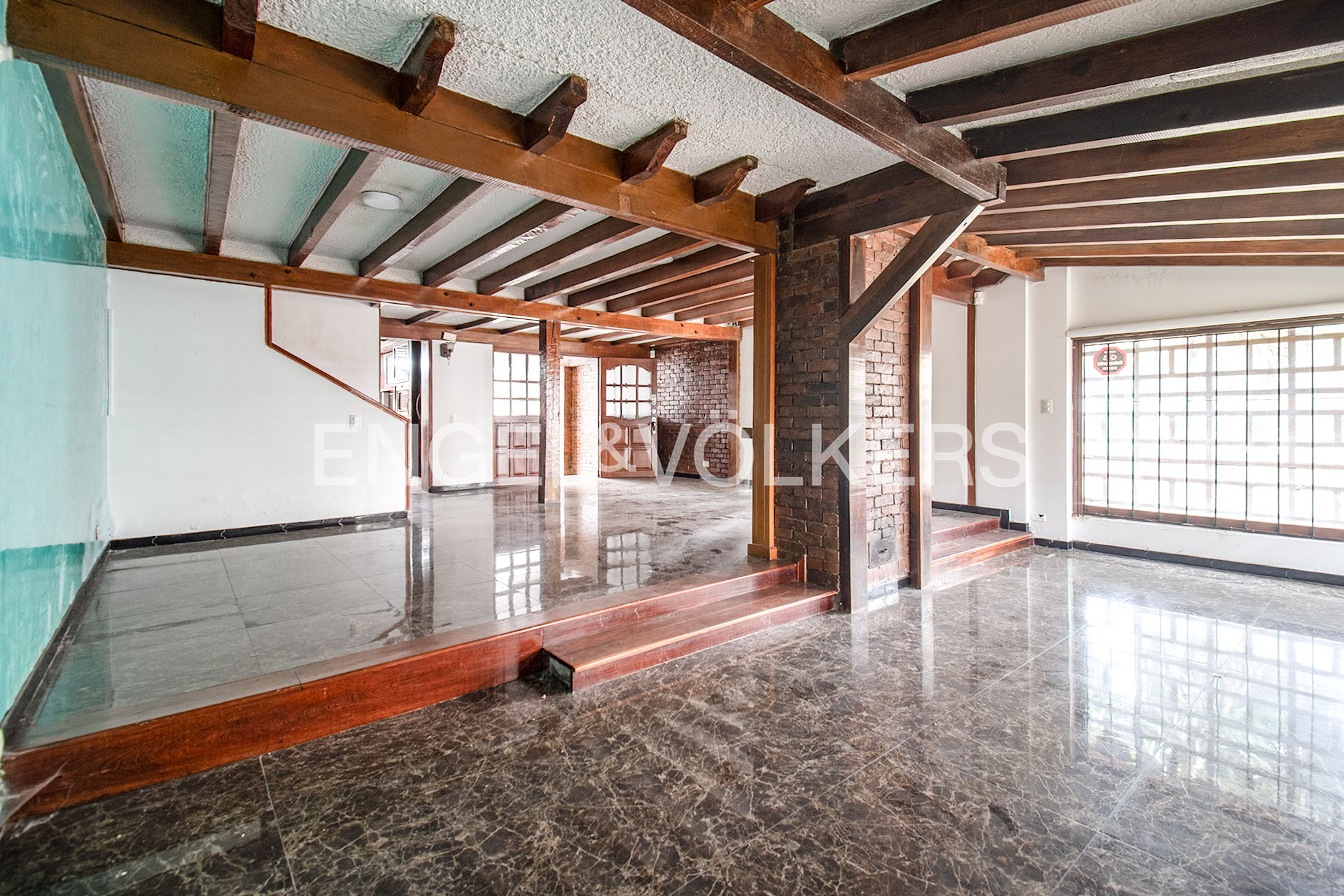 Amplia casa para venta en Cedritos
