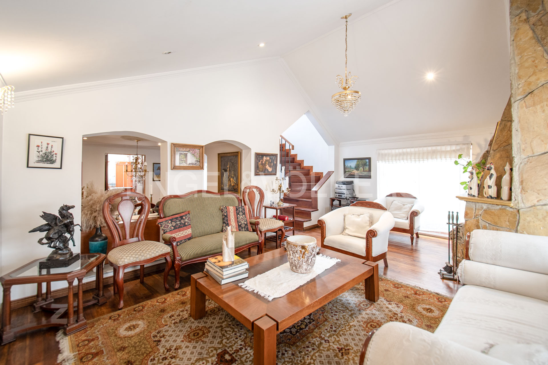 Casa en conjunto cerrado con terrazas y jardín interior para venta en el Batan