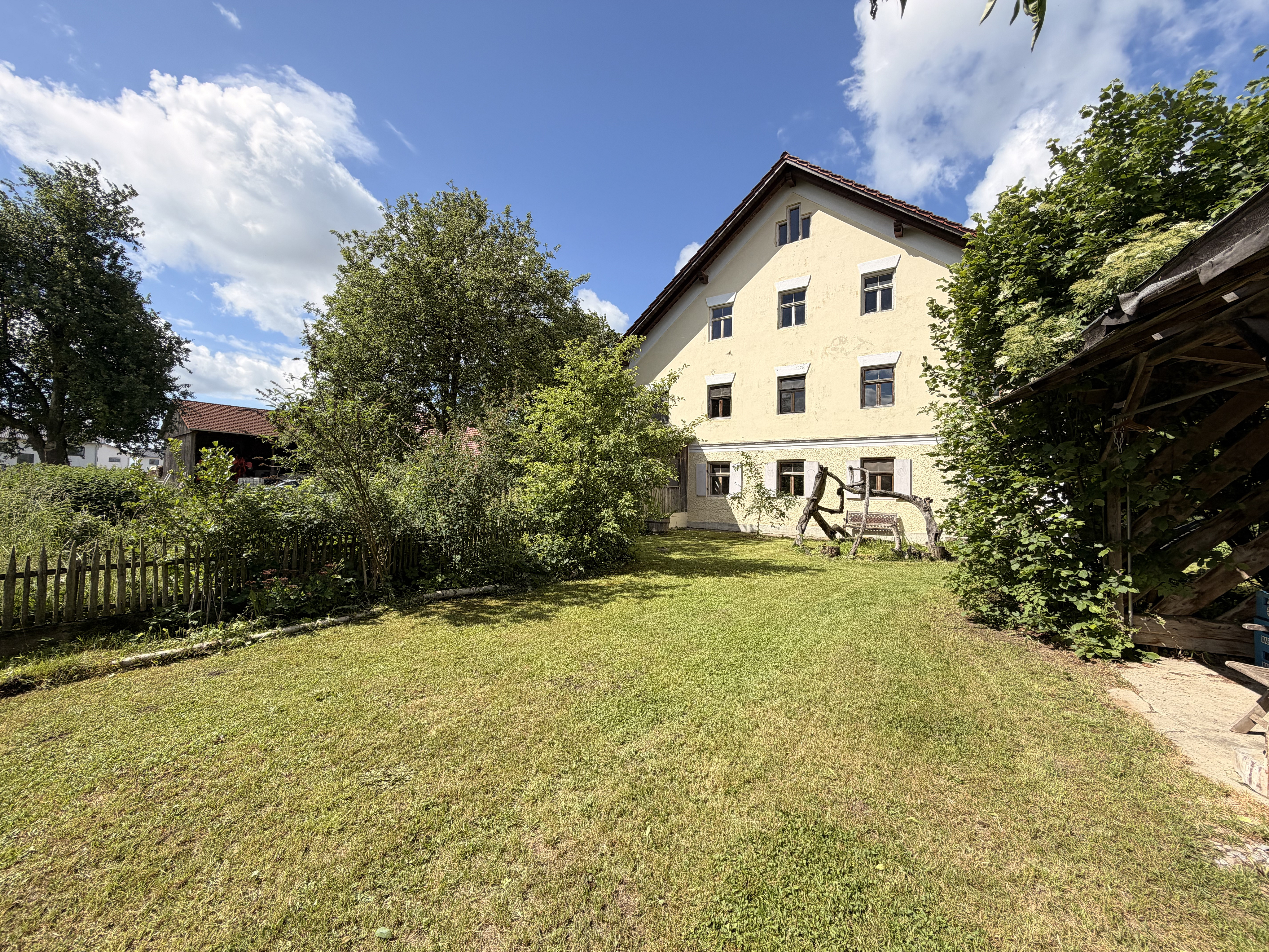 Exklusive ehemalige Hofstelle in Mindelheim‑Nassenbeuren: Historisches, 2026 modernisiertes Anwesen, mit 230 m² Wfl. und viel Nutzfläche mit Privatsphäre und Top-Anbindung