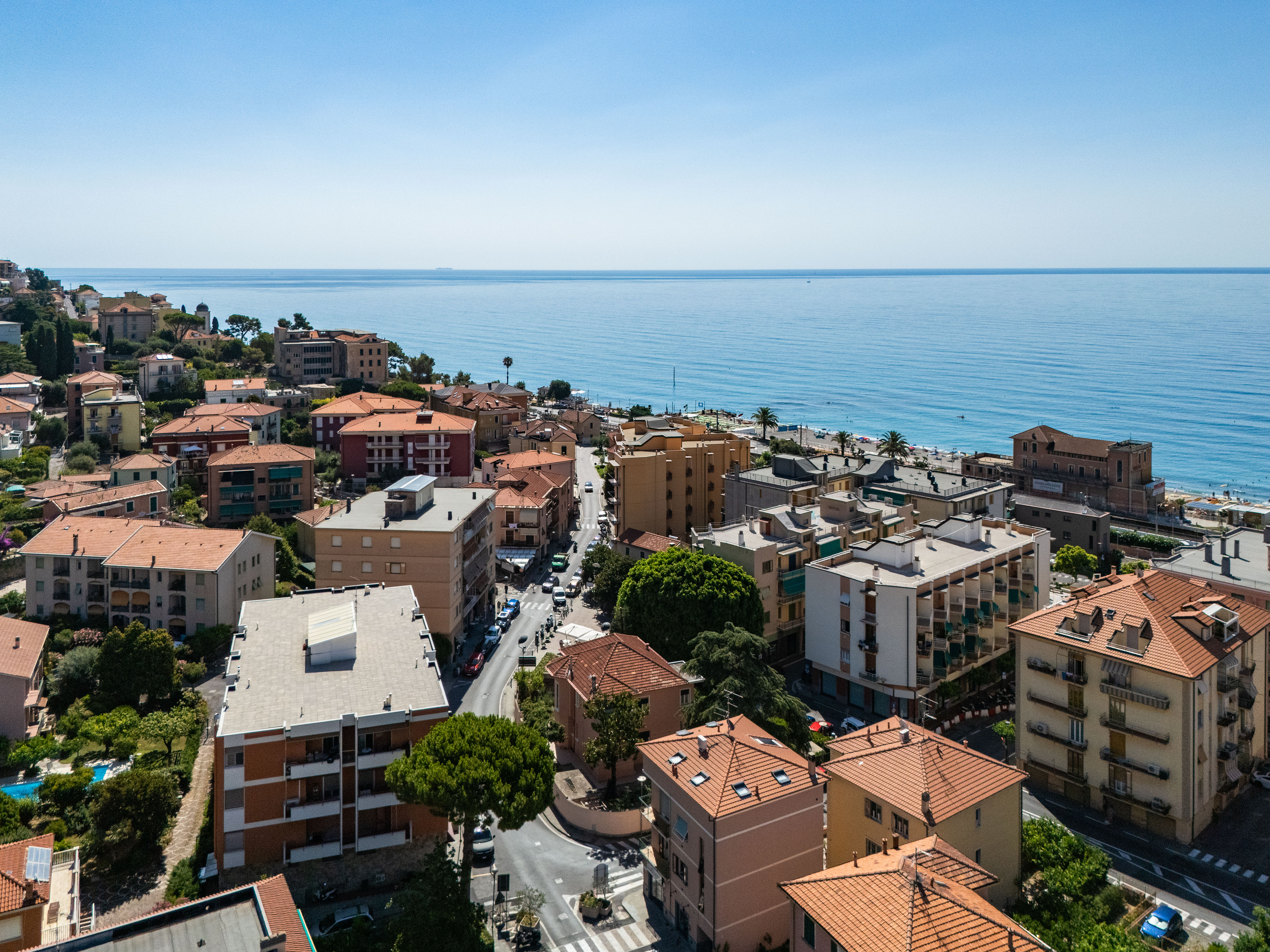 An apartment amid palm trees, a short walk from the sea