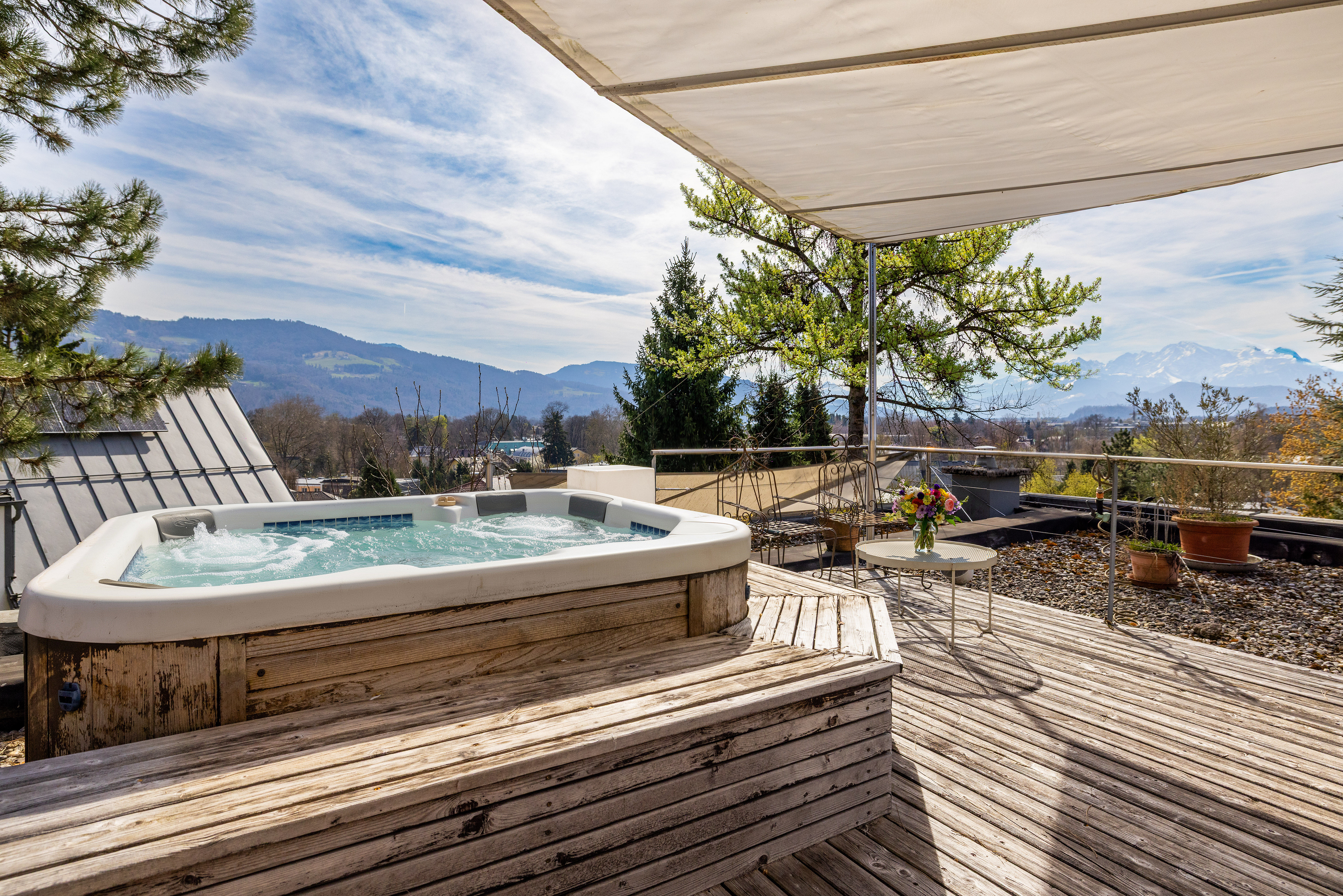 Terrassentraum in Aussichtslage / Design trifft auf Panorama - Moderne, großzügige Terrassenwohnung in Bestlage